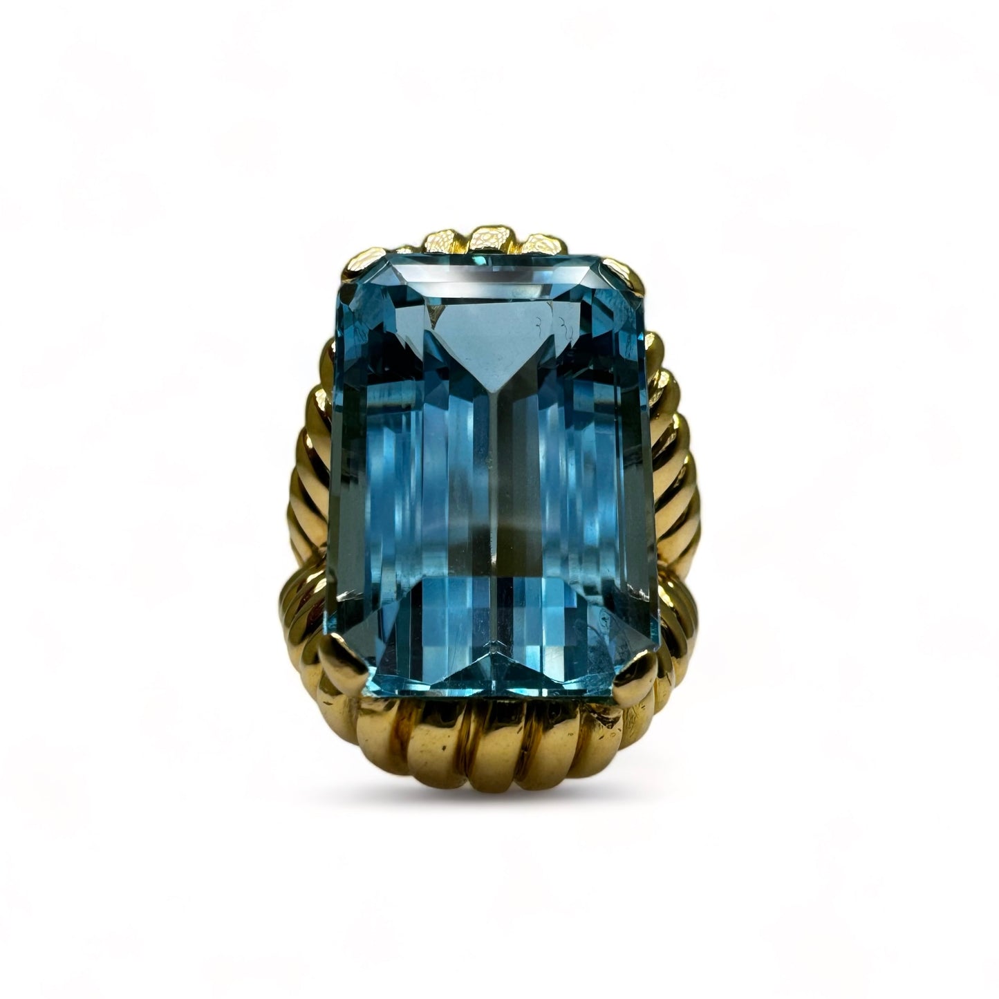 Bague vintage en or jaune montée d’une Aigue-Marine Santa Maria de 17carats.