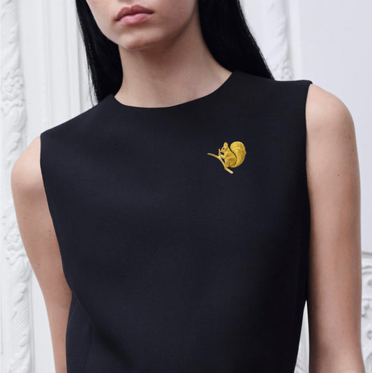 HERMÈS Broche écureuil vintage en or et rubis.