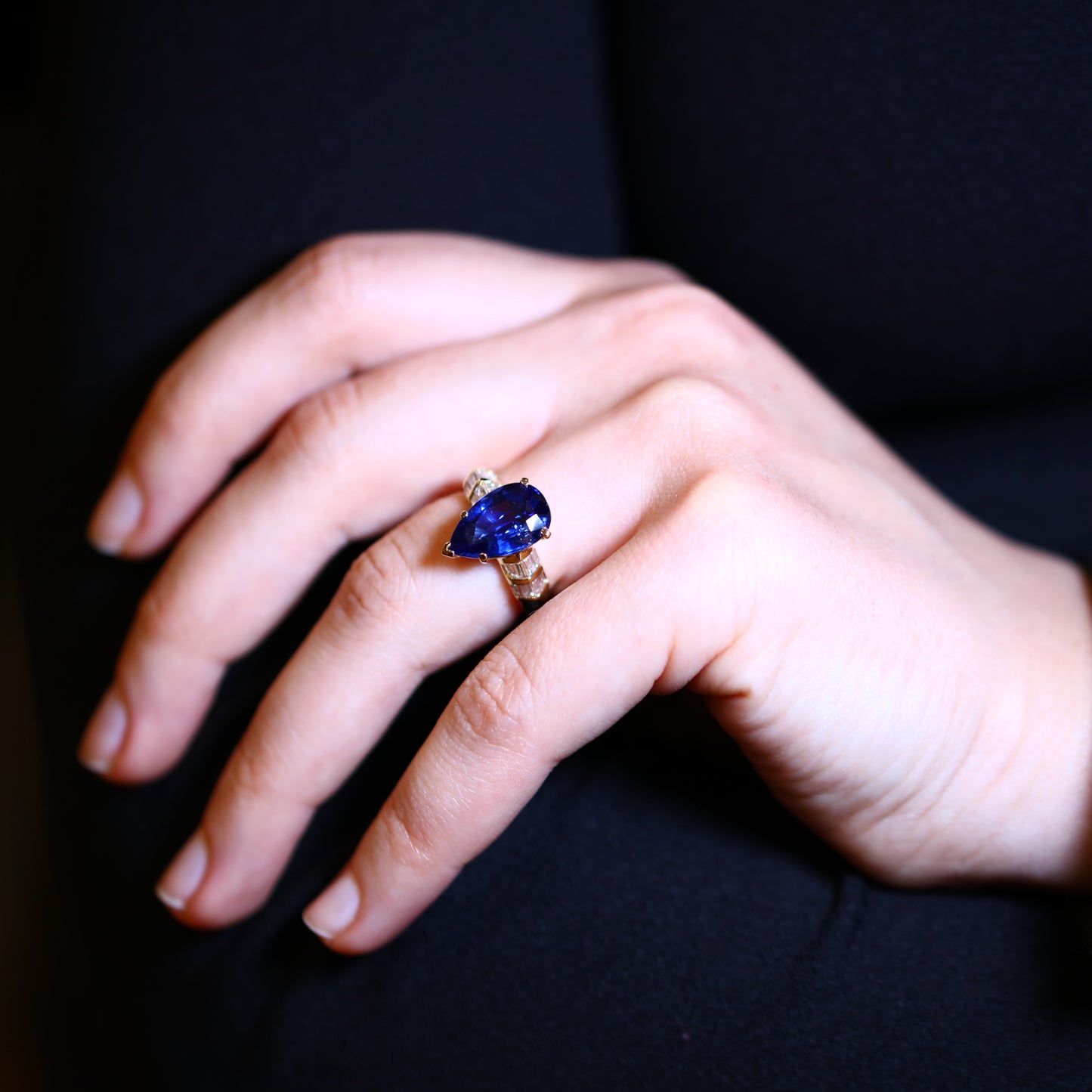 Bague en or jaune ornée d’un saphir bleu Ceylan et de diamants.
