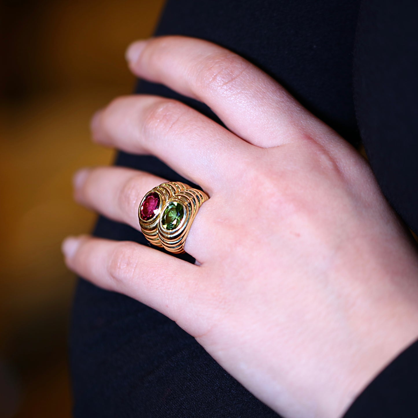Élégante bague en or jaune, tourmaline rose et péridot dans le style BULGARI