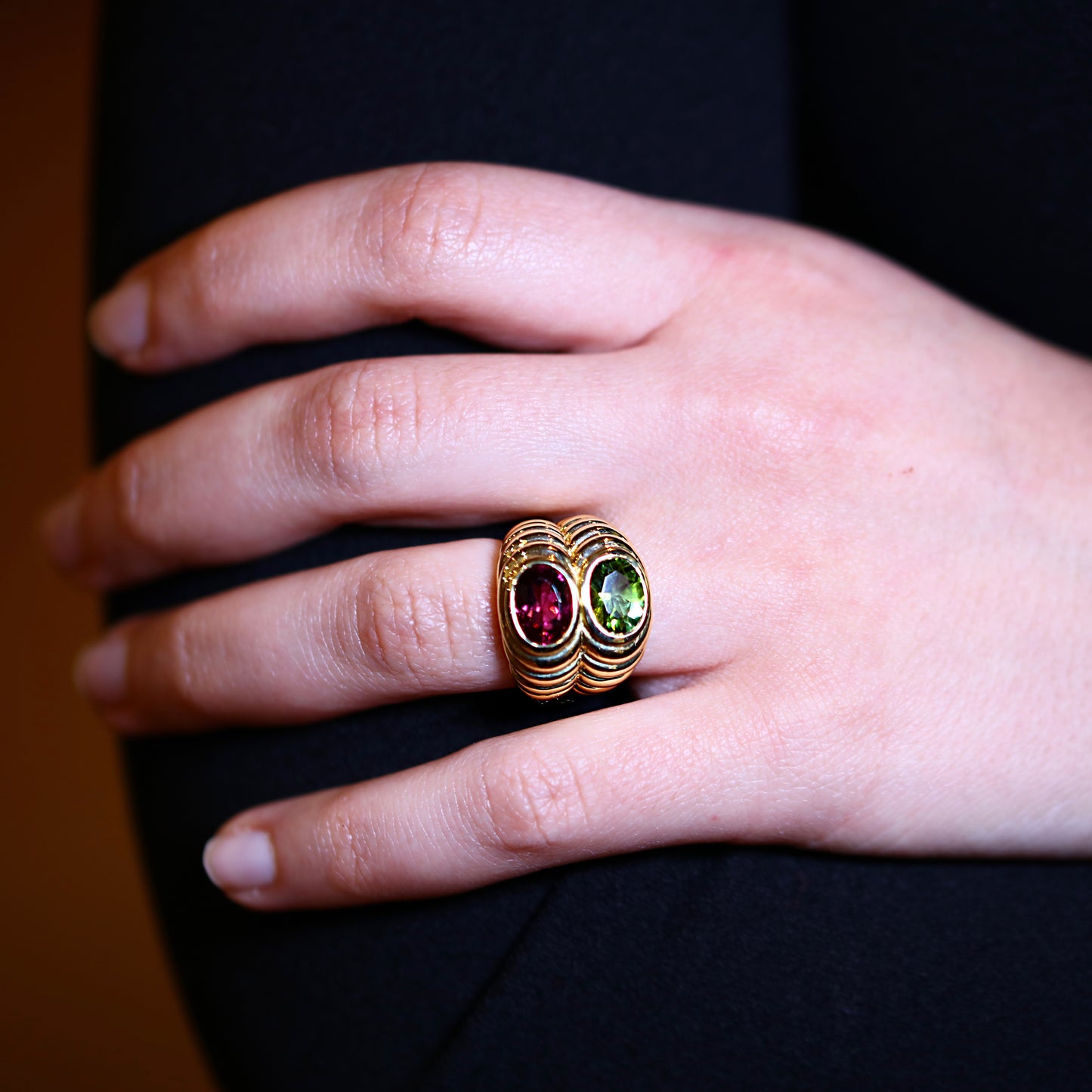 Élégante bague en or jaune, tourmaline rose et péridot dans le style BULGARI