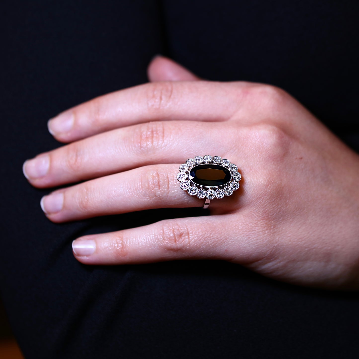 Bague marguerite en platine, saphir et diamants.