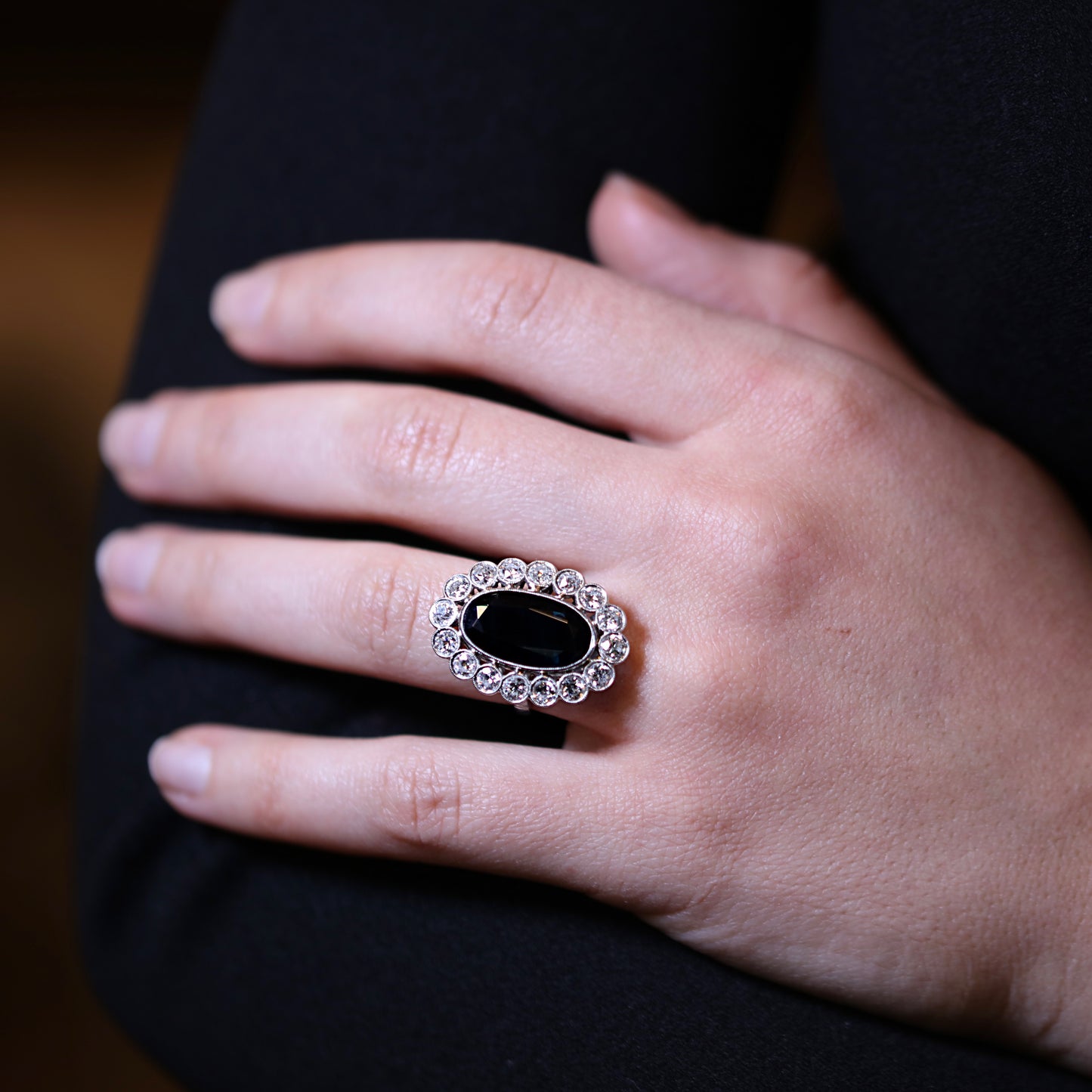 Bague marguerite en platine, saphir et diamants.