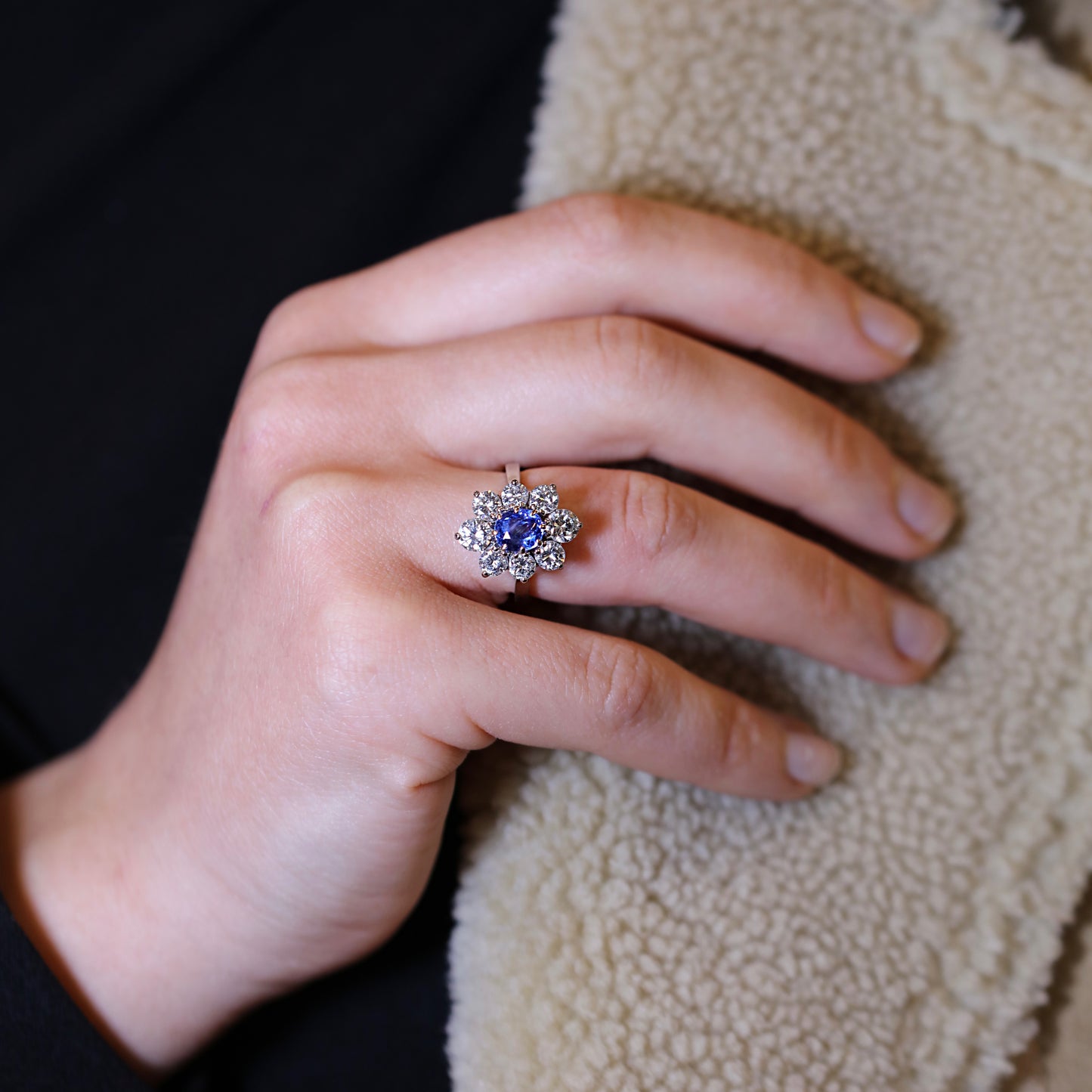 Bague marguerite en or blanc, saphir Ceylan naturel et diamants.