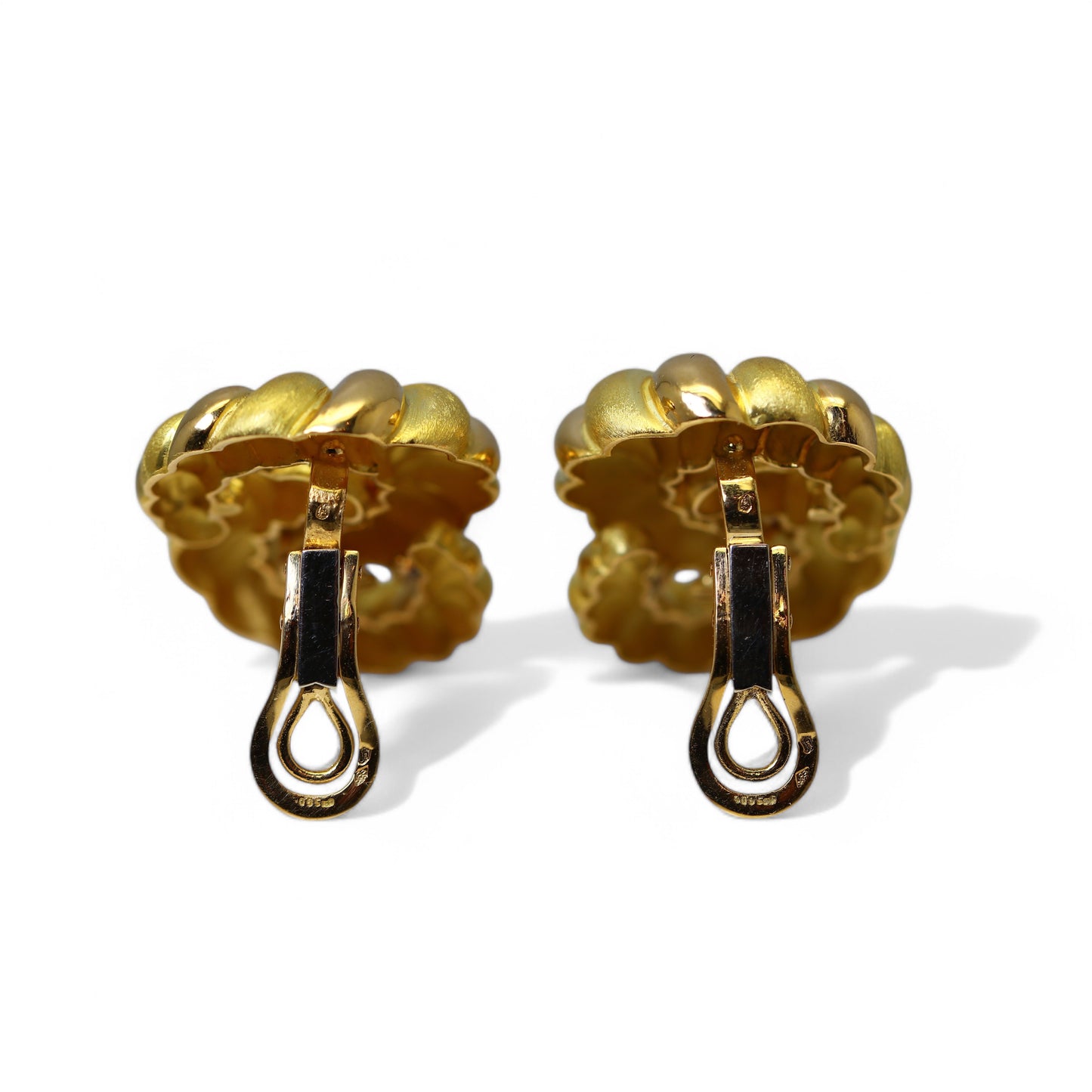 Boucles d’oreille en or jaune enlacés et torsadés. Roger Lebenstein