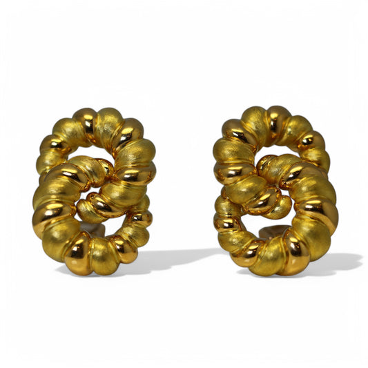 Boucles d’oreille en or jaune enlacés et torsadés. Roger Lebenstein