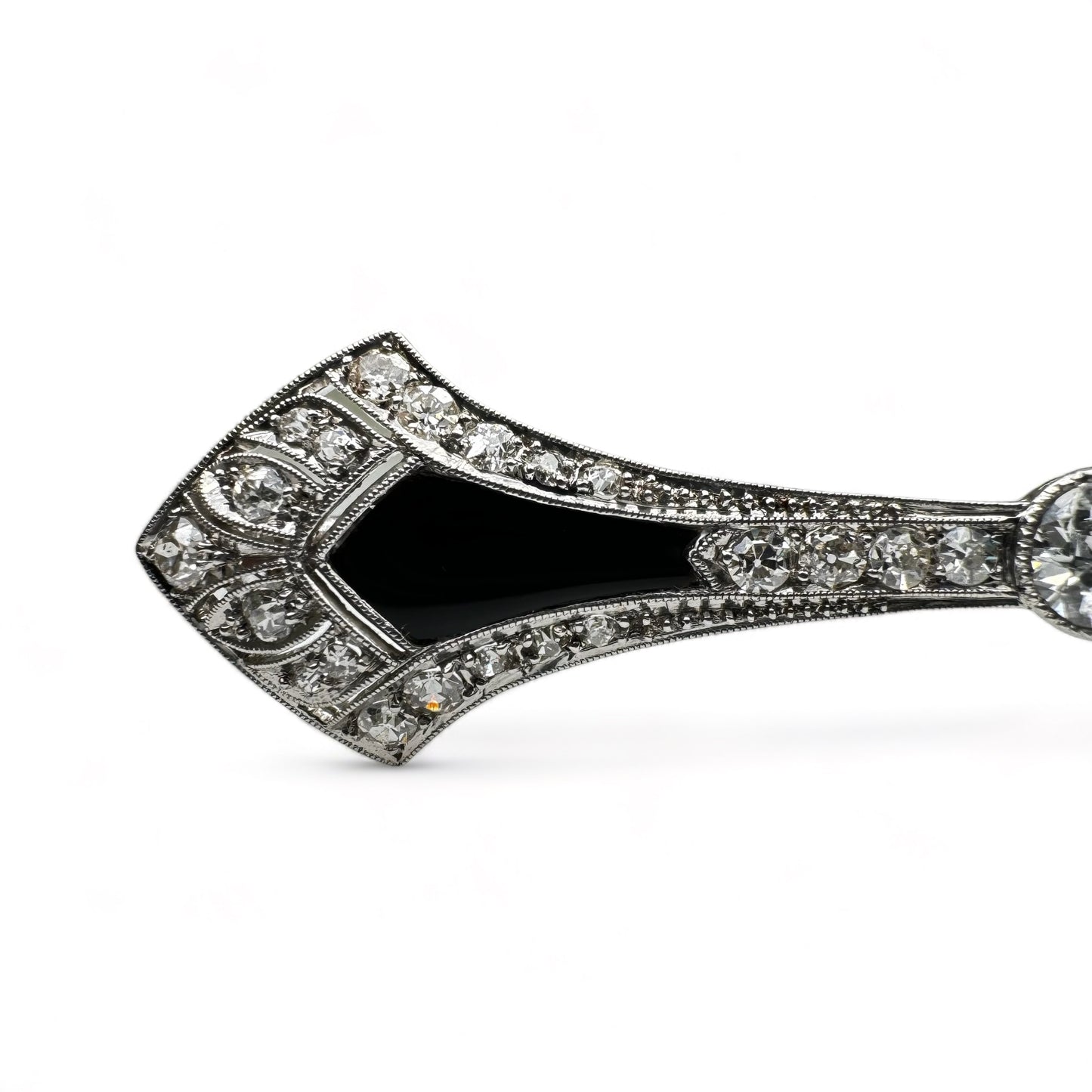 Broche barrette Art-Déco en platine, diamants et onyx.