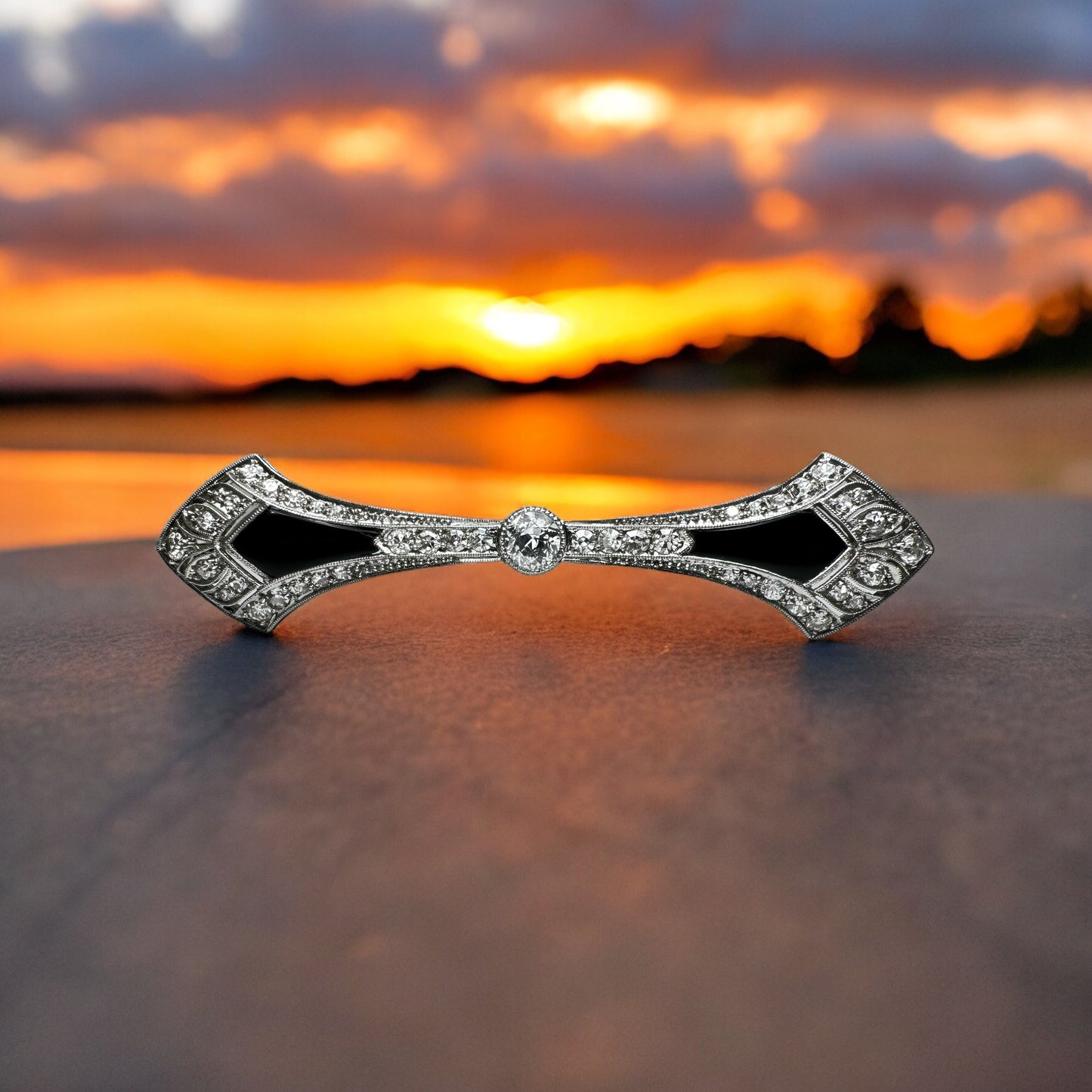 Broche barrette Art-Déco en platine, diamants et onyx.