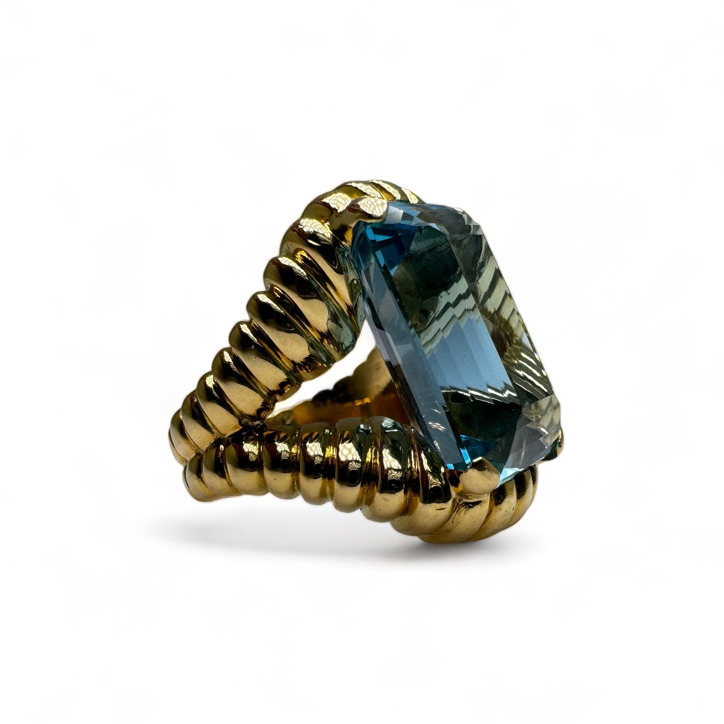 Bague vintage en or jaune montée d’une Aigue-Marine Santa Maria de 17carats.