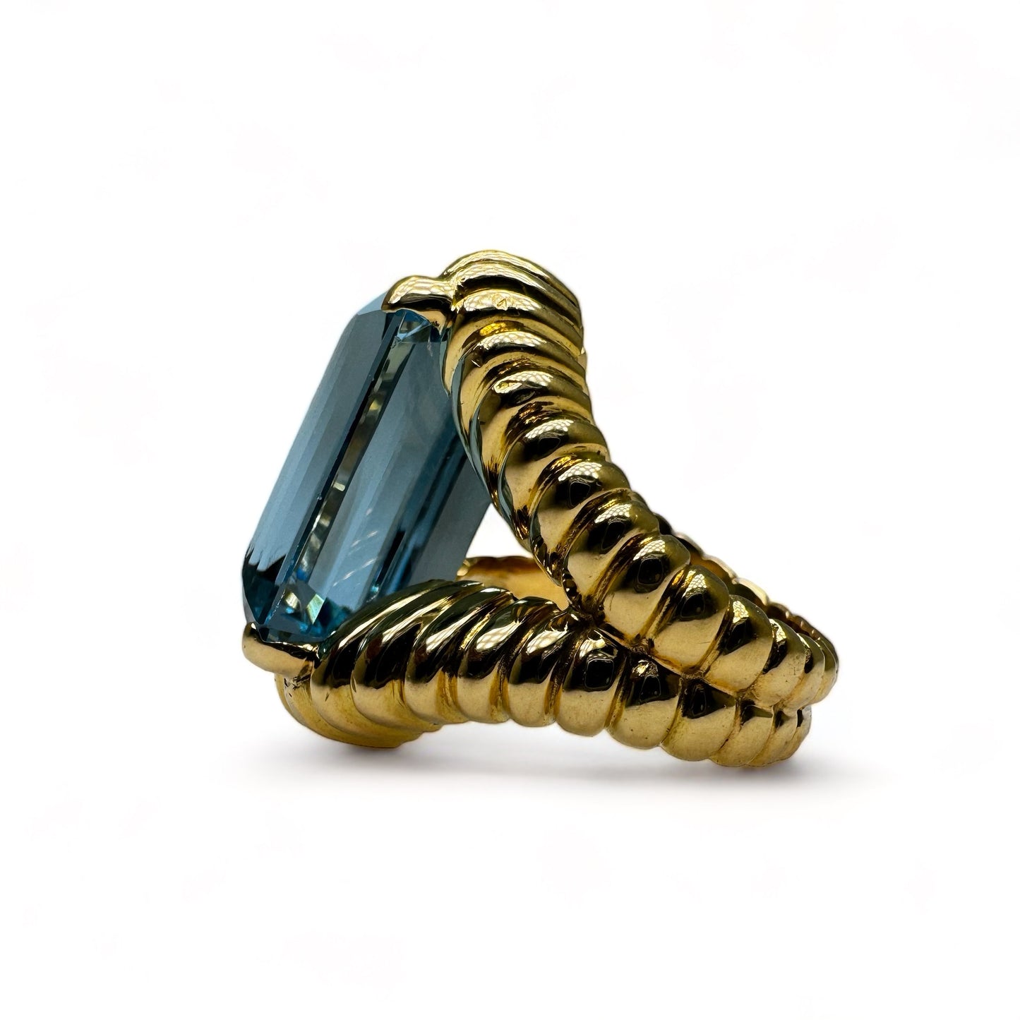 Bague vintage en or jaune montée d’une Aigue-Marine Santa Maria de 17carats.