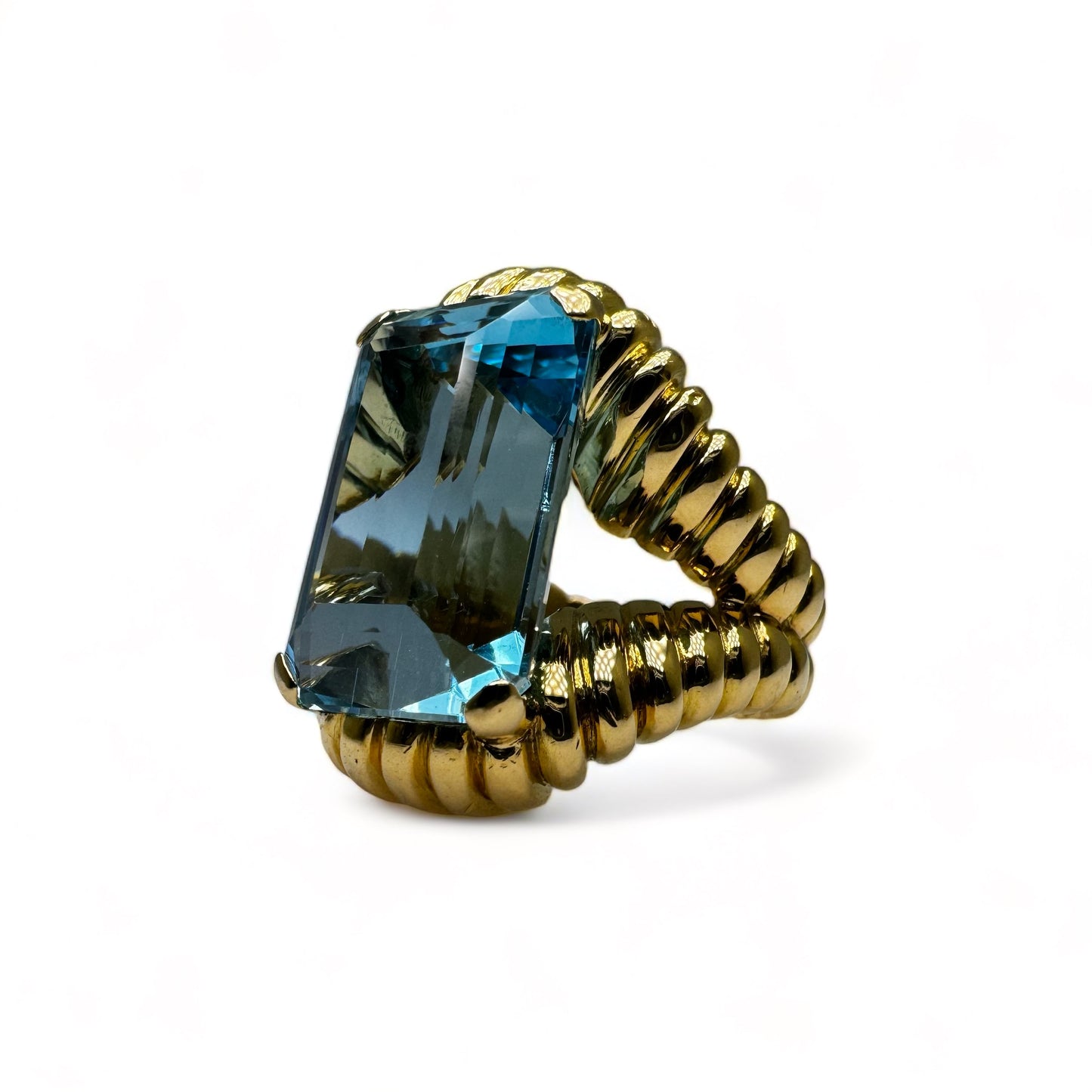Bague vintage en or jaune montée d’une Aigue-Marine Santa Maria de 17carats.