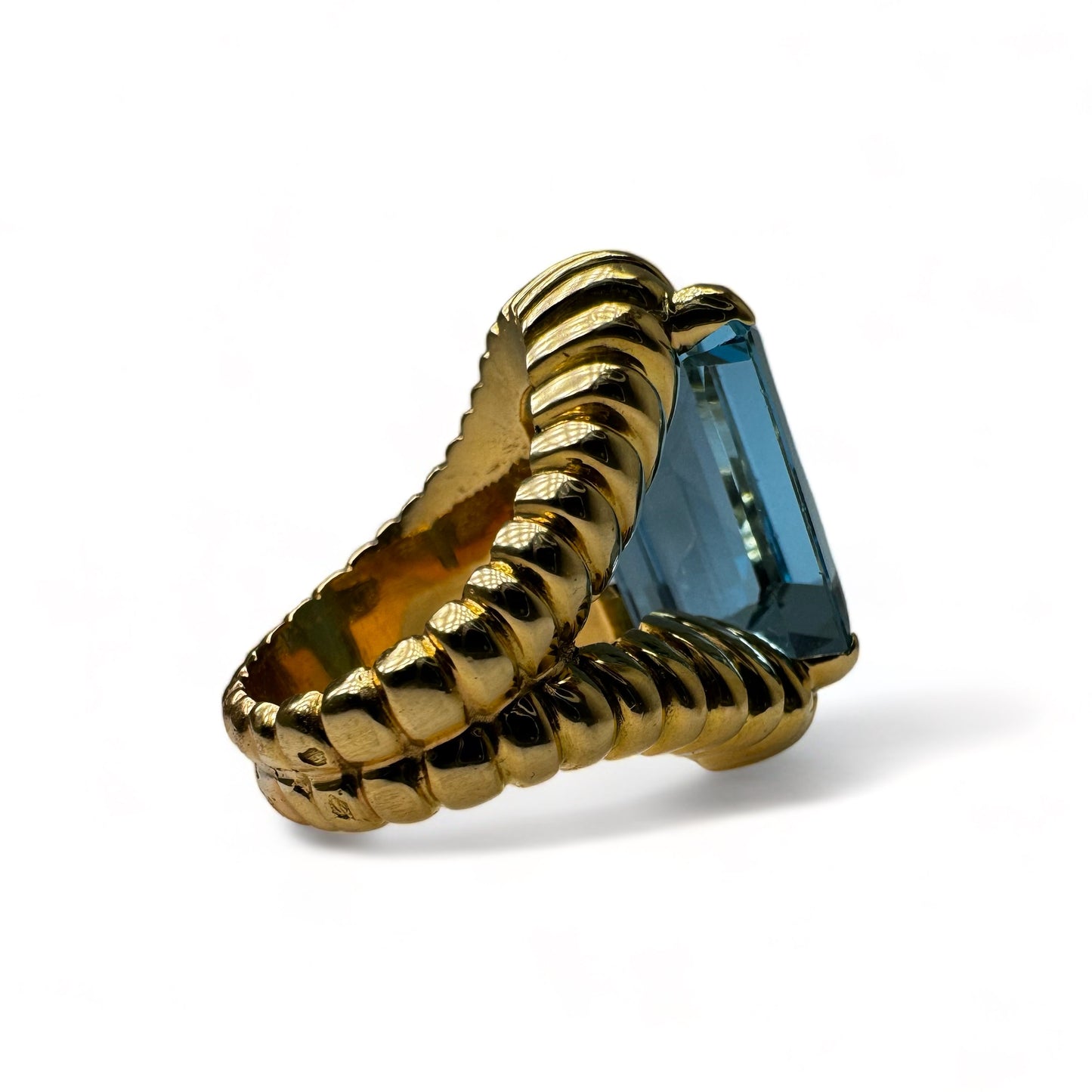 Bague vintage en or jaune montée d’une Aigue-Marine Santa Maria de 17carats.