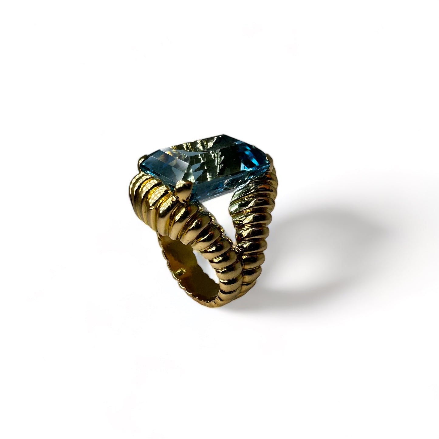 Bague vintage en or jaune montée d’une Aigue-Marine Santa Maria de 17carats.