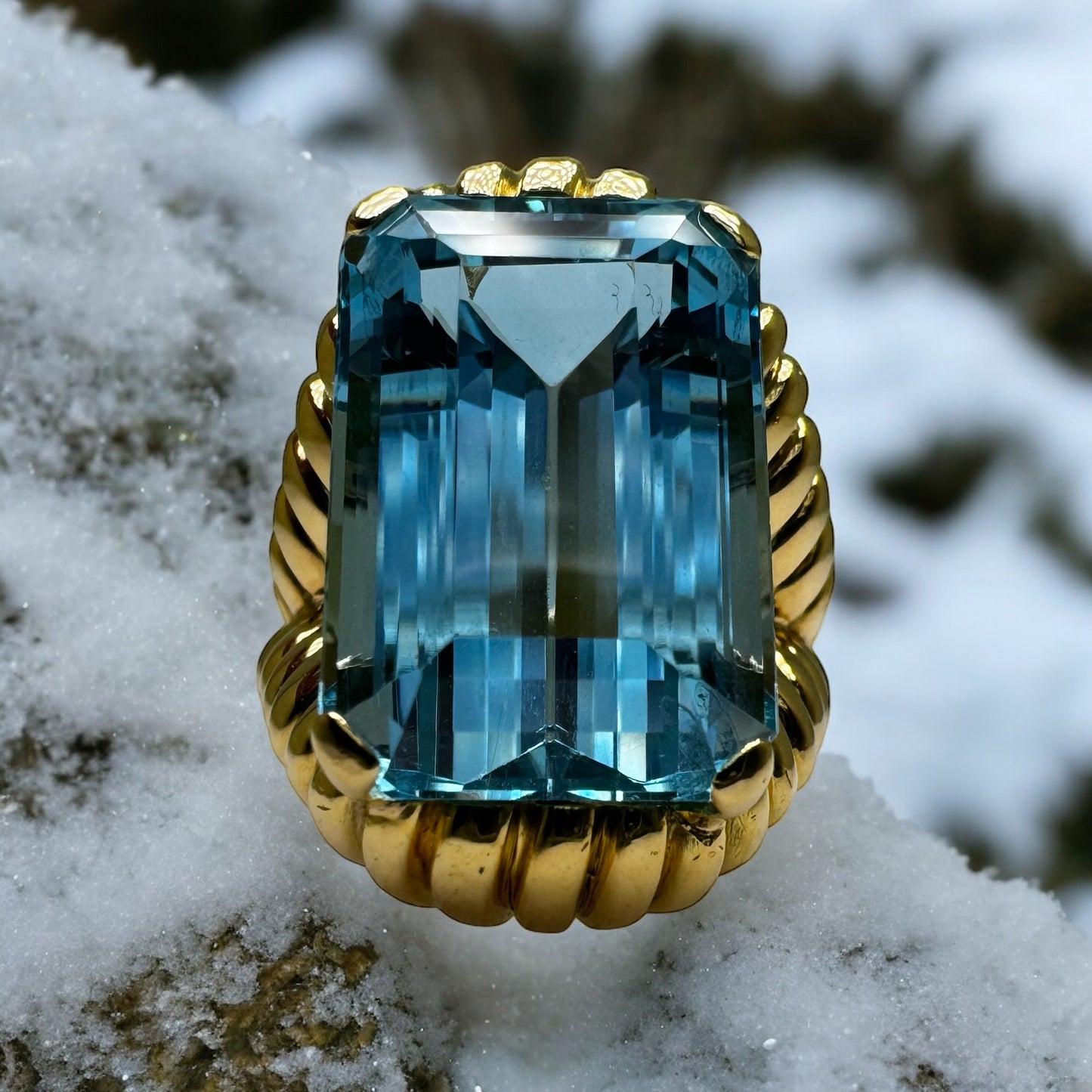 Bague vintage en or jaune montée d’une Aigue-Marine Santa Maria de 17carats.