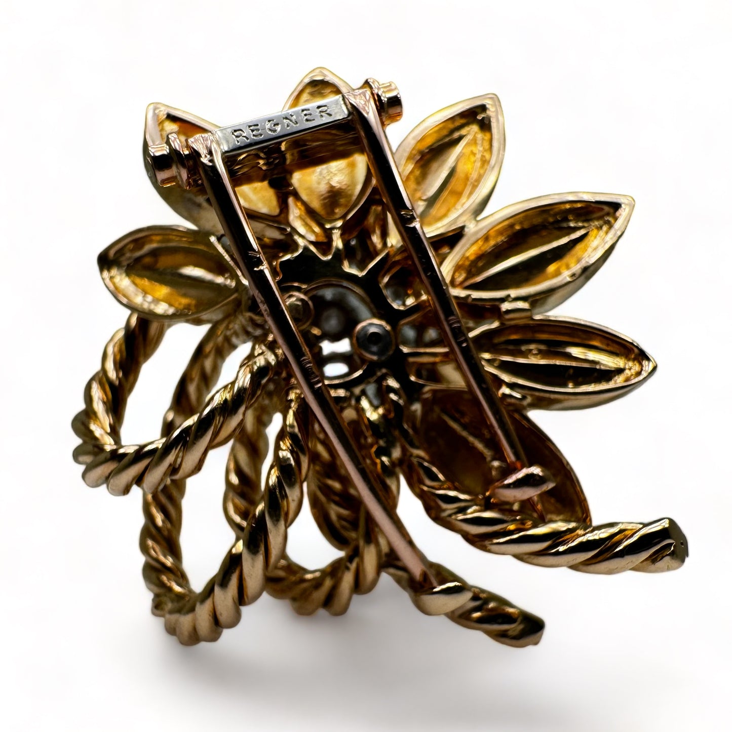 REGNER Broche-clip fleur en or et platine serti de diamants.