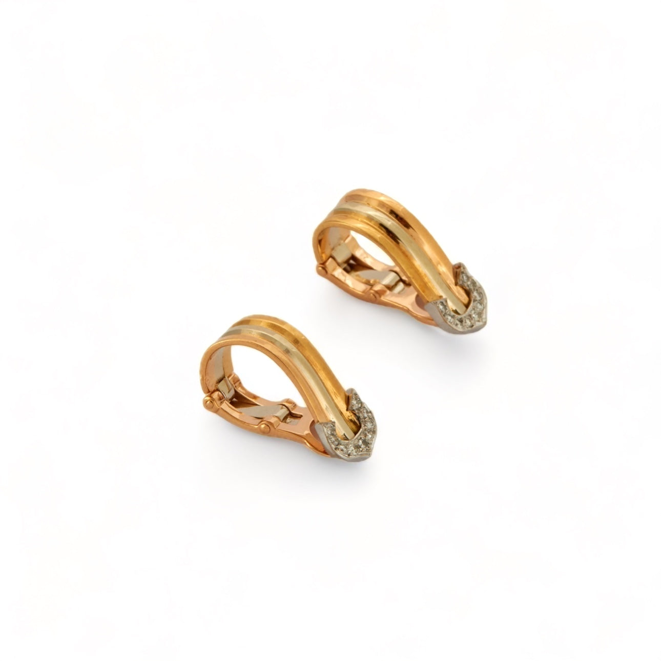 Boucles d'oreilles C de CARTIER en 3 ors et diamants.