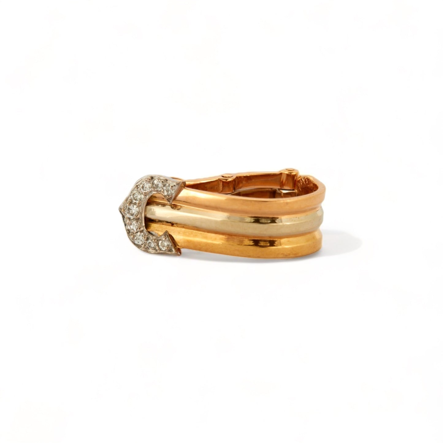 Boucles d'oreilles C de CARTIER en 3 ors et diamants.