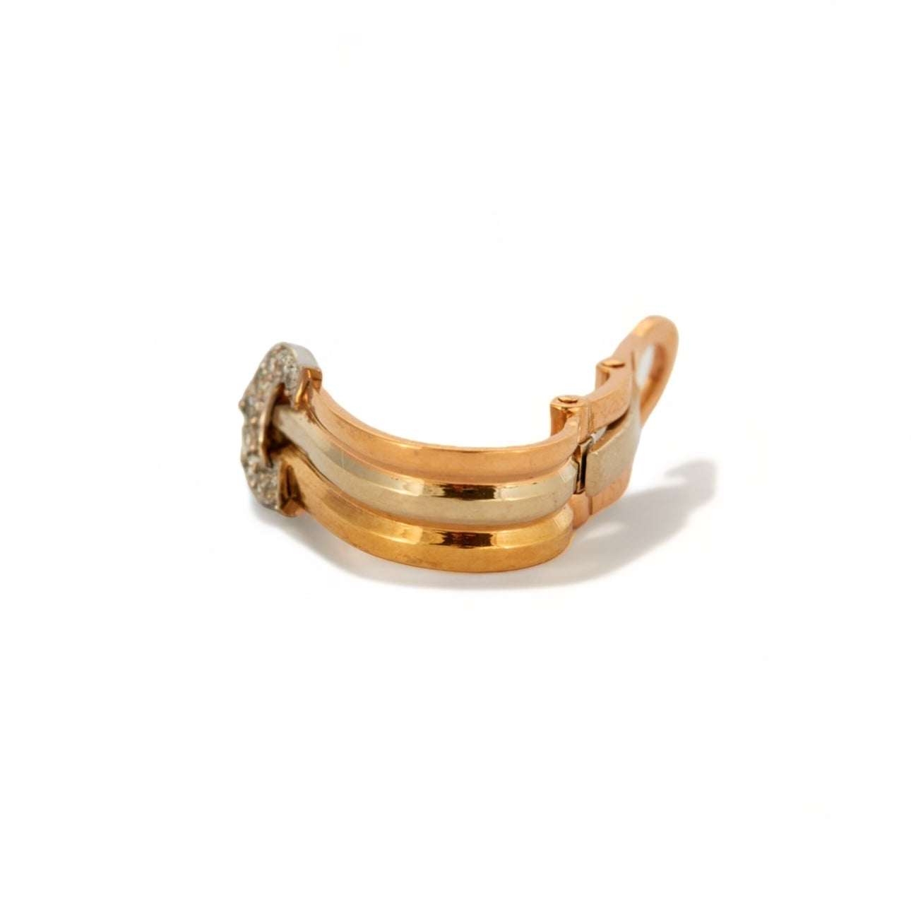 Boucles d'oreilles C de CARTIER en 3 ors et diamants.