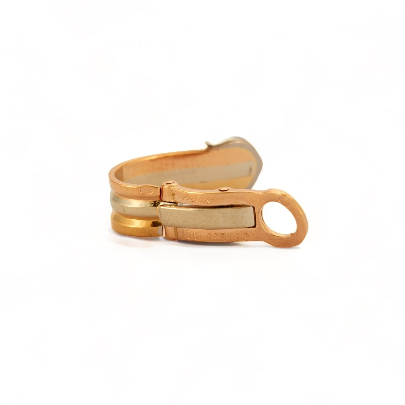 Boucles d'oreilles C de CARTIER en 3 ors et diamants.