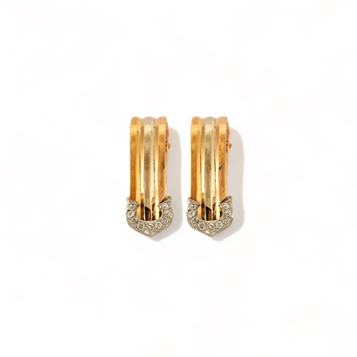Boucles d'oreilles C de CARTIER en 3 ors et diamants.