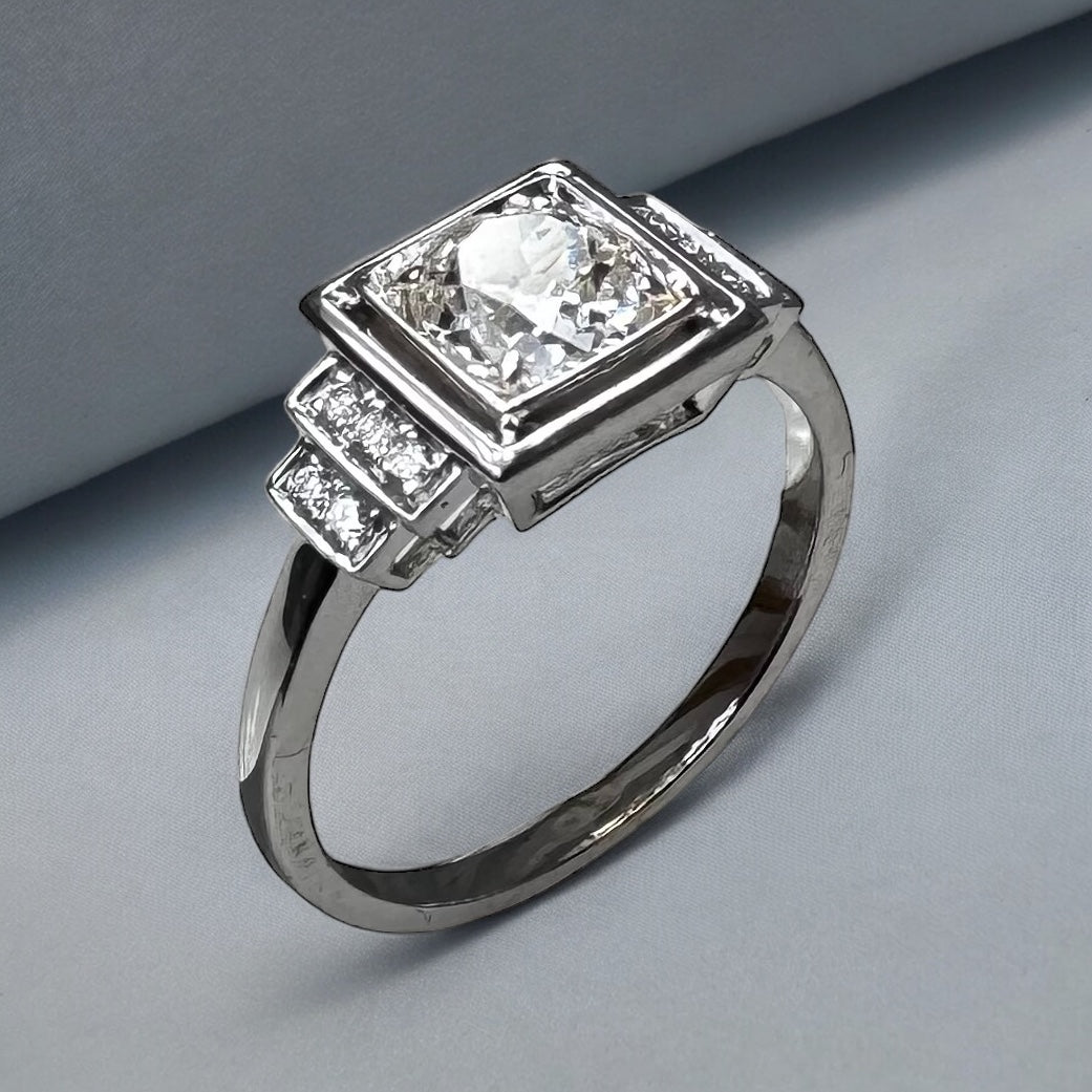 Bague solitaire de style Art-Déco en or gris serti de diamants.