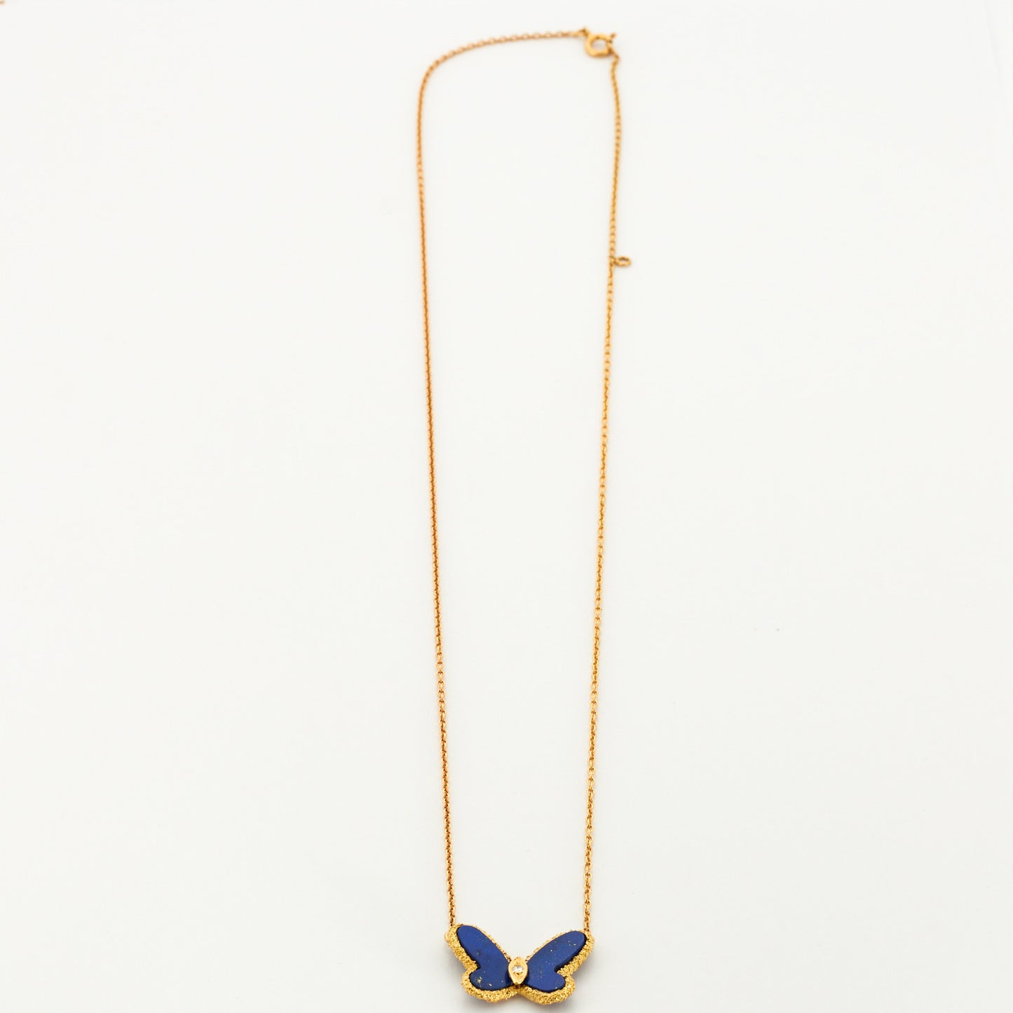 VAN CLEEF & ARPELS Pendentif papillon en lapis-lazuli.