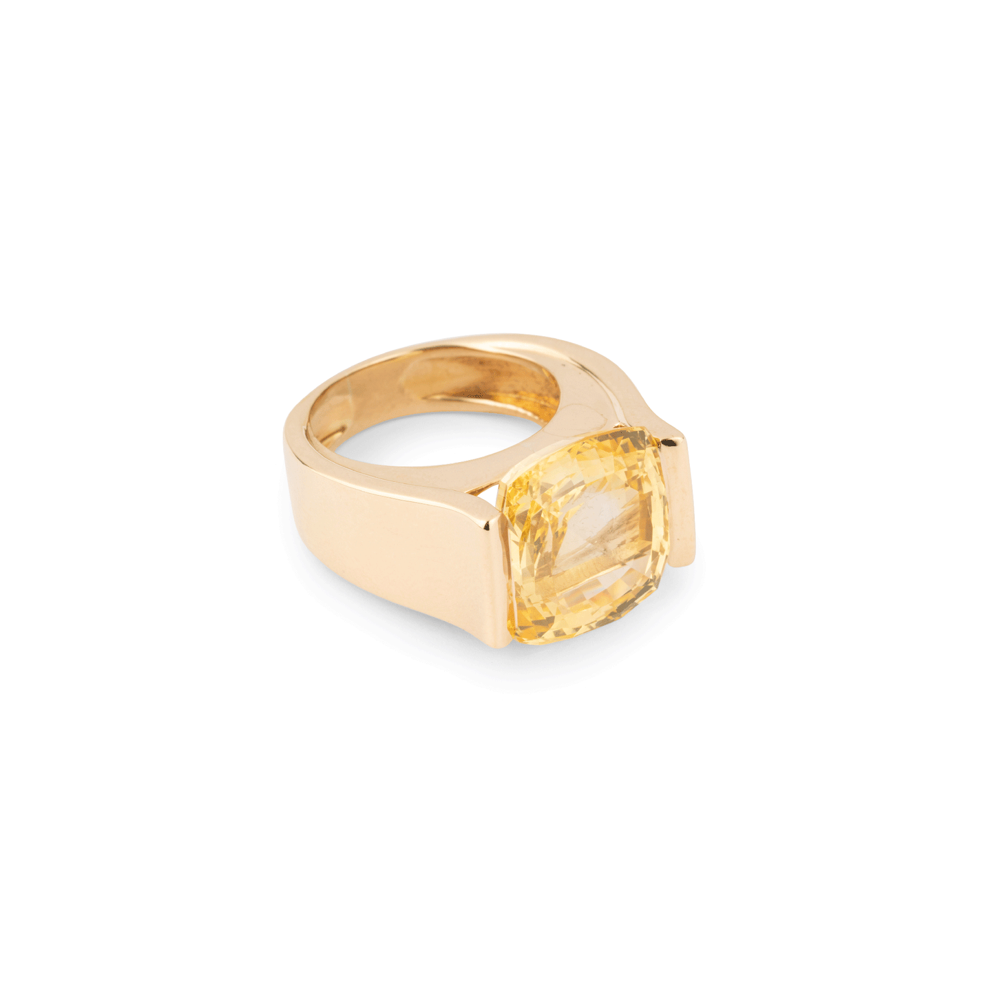 Bague sertie d'un important saphir jaune naturel non chauffé.