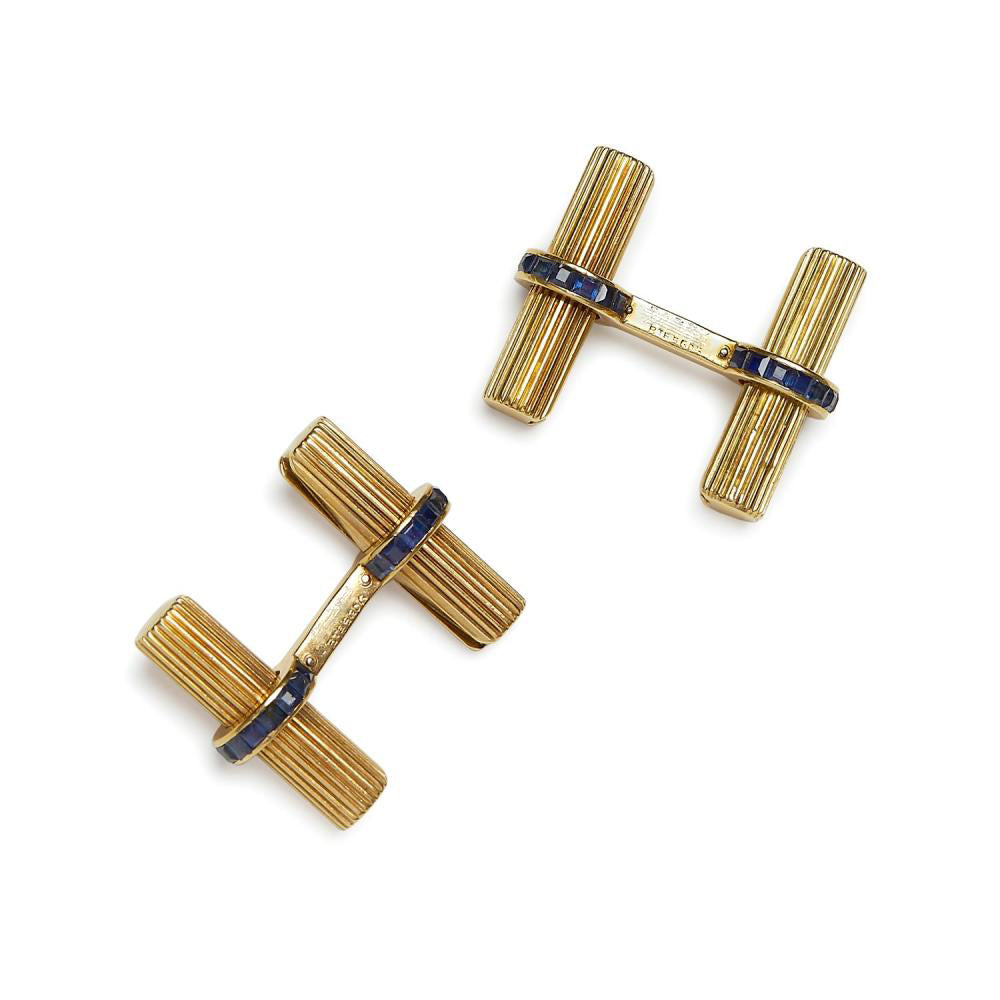 VAN CLEEF & ARPELS Paire de boutons de manchette en or jaune et saphirs calibrés.