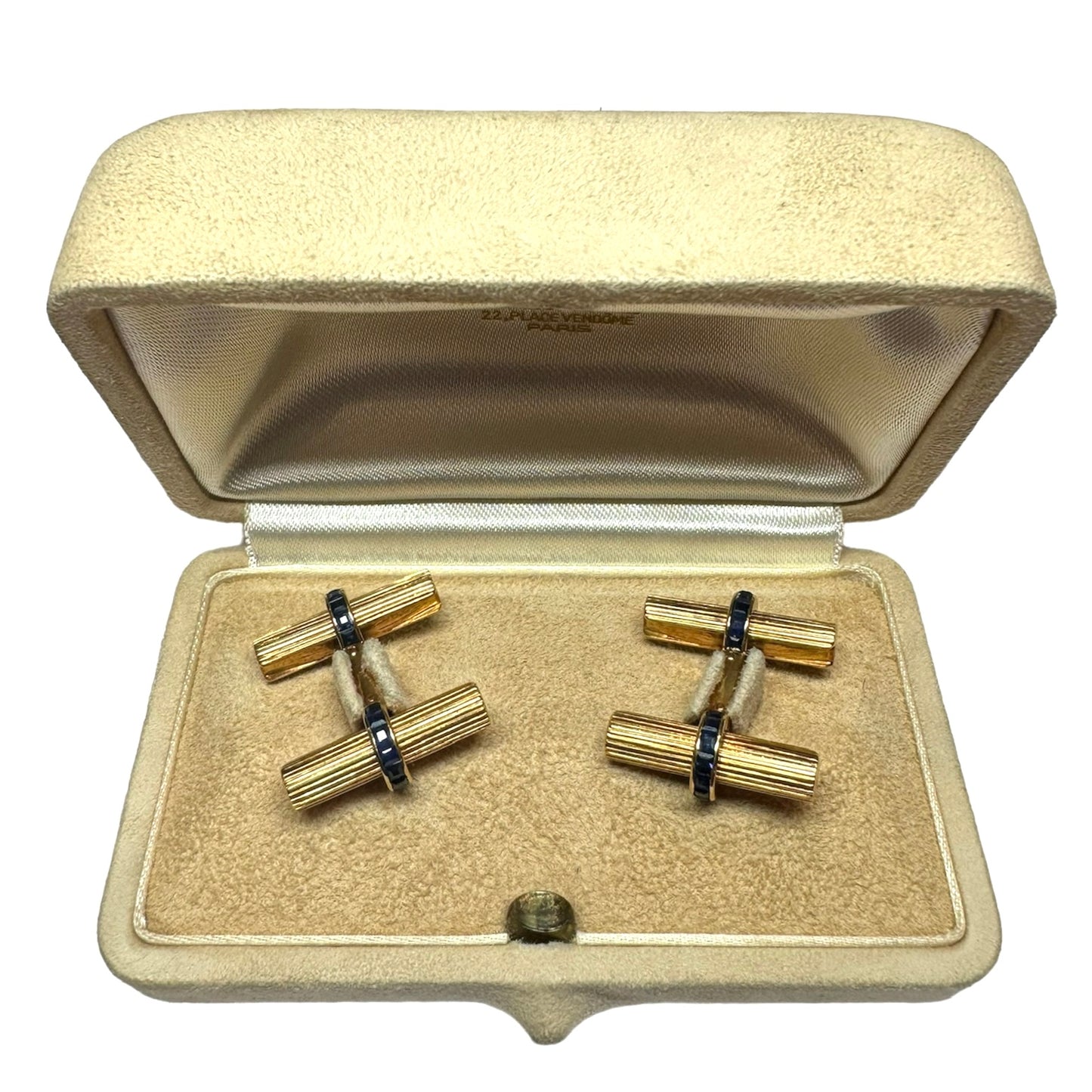 VAN CLEEF & ARPELS Paire de boutons de manchette en or jaune et saphirs calibrés.