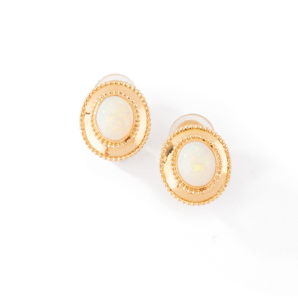 Boucles d'oreille en or jaune et opales d'Australie.
