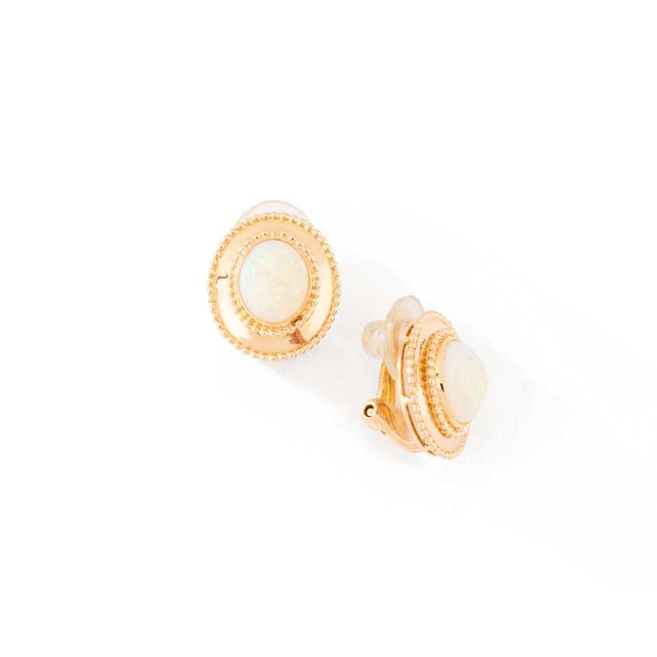 Boucles d'oreille en or jaune et opales d'Australie.