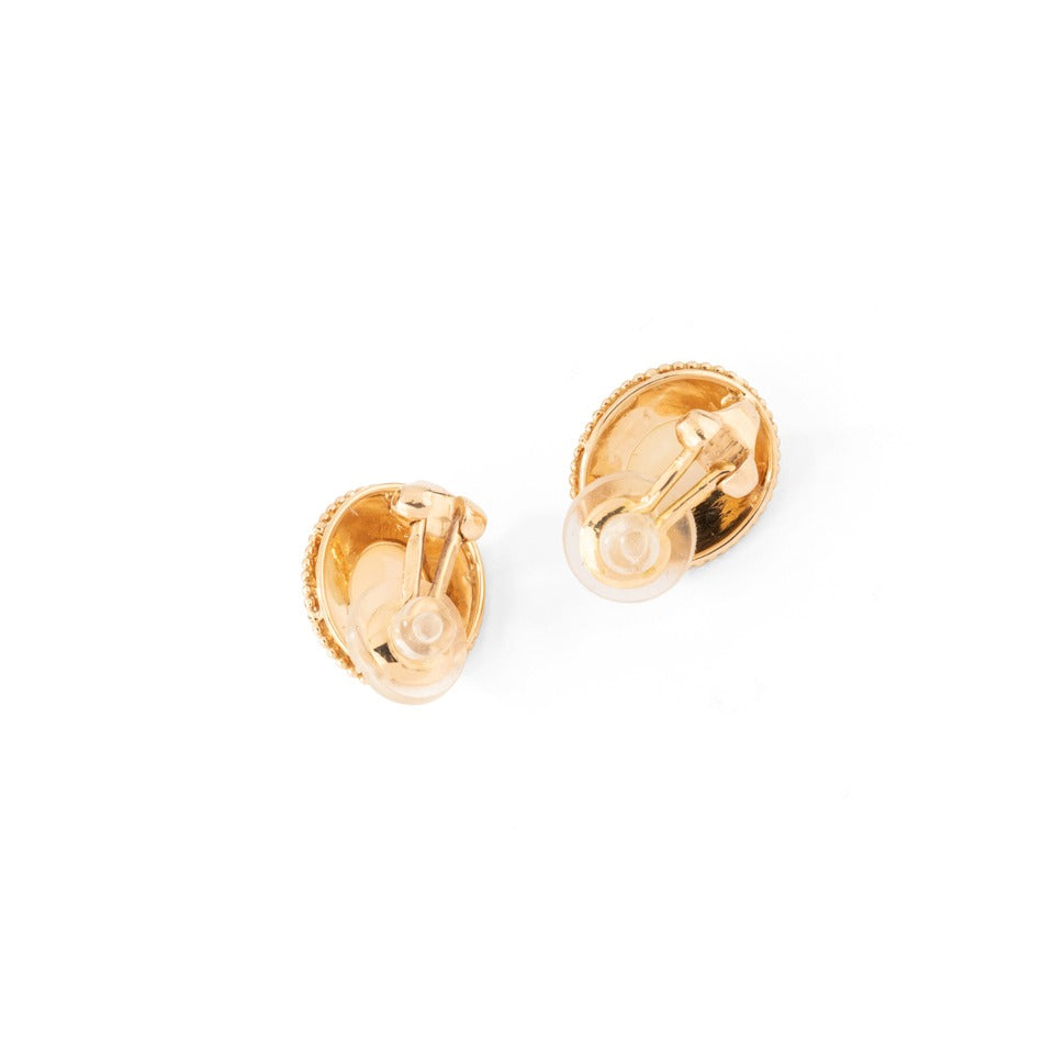 Boucles d'oreille en or jaune et opales d'Australie.