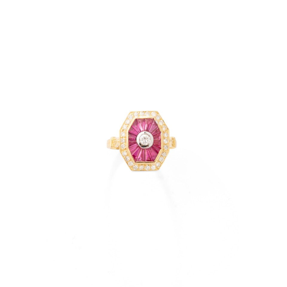 Bague de style Art Déco en or jaune, diamants et rubis.