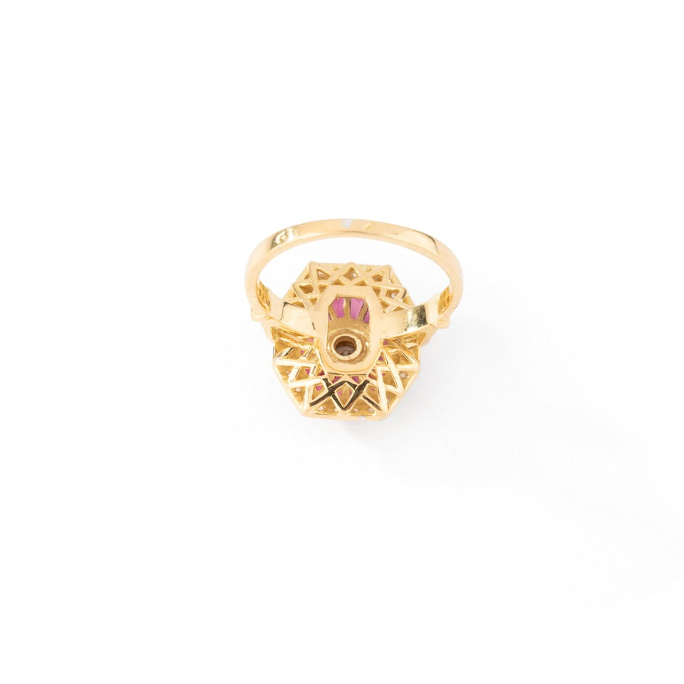Bague de style Art Déco en or jaune, diamants et rubis.