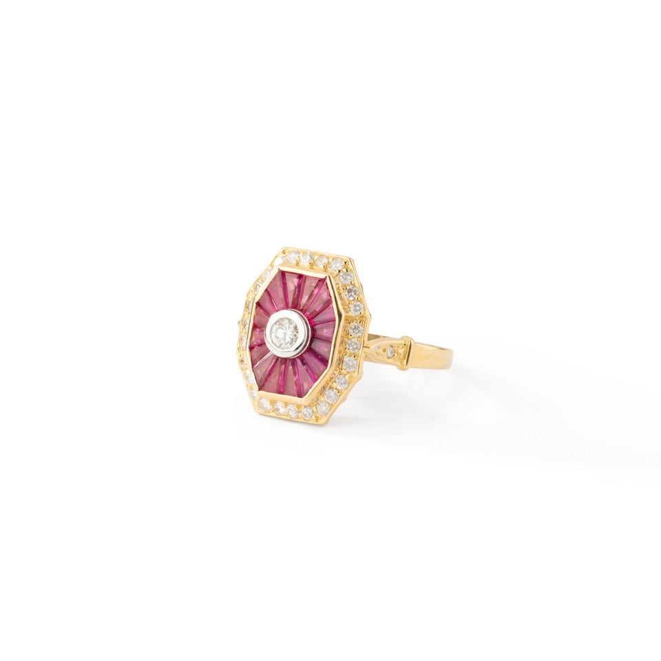 Bague de style Art Déco en or jaune, diamants et rubis.
