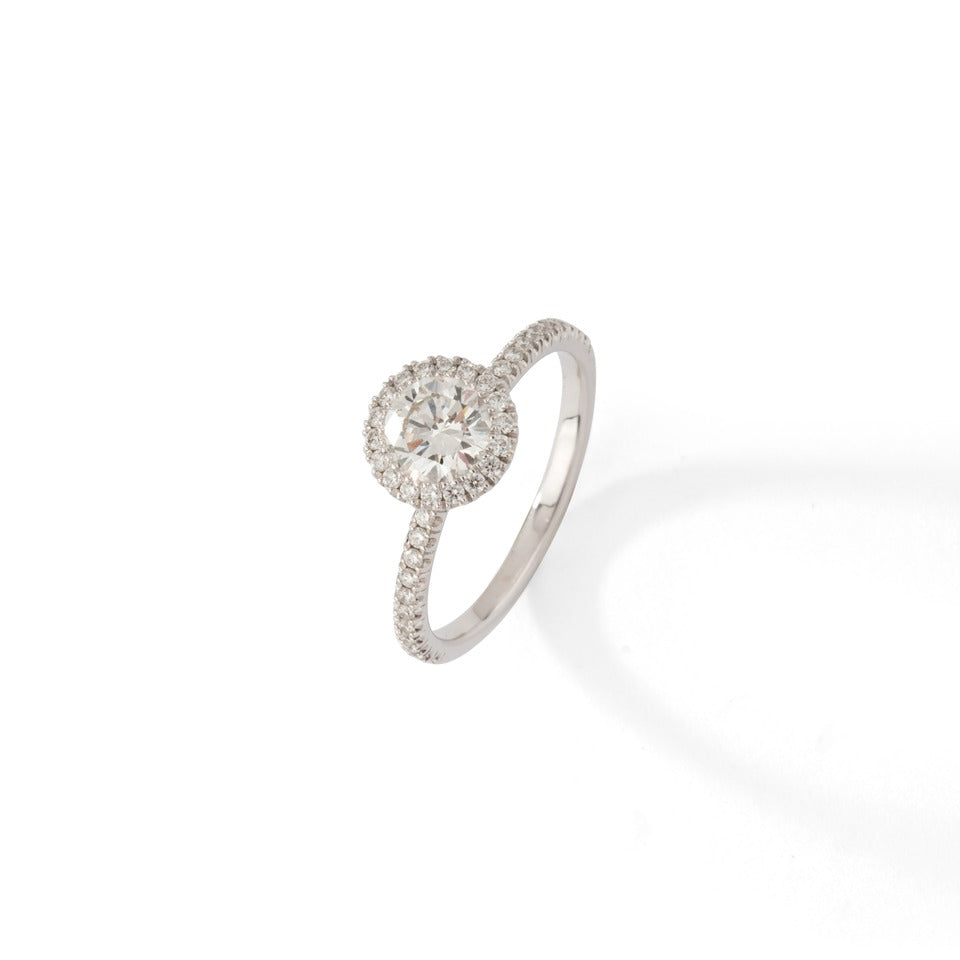 Bague de fiançailles en or blanc ornée de diamants.