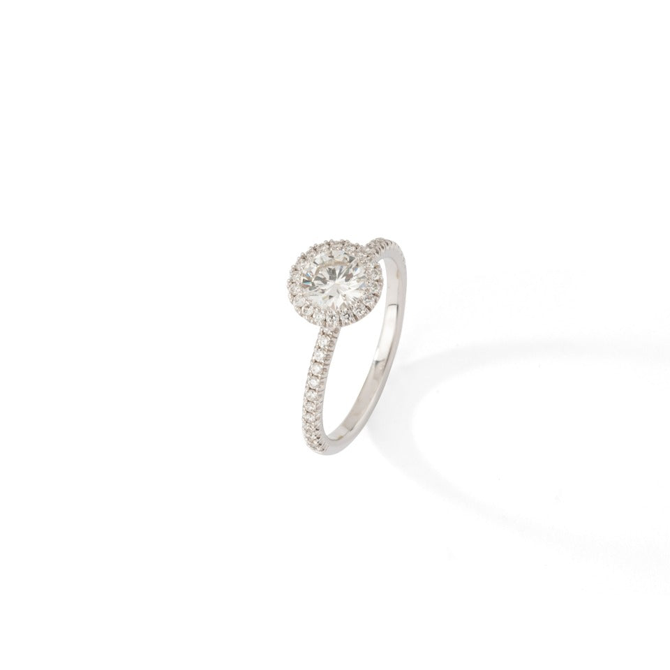 Bague de fiançailles en or blanc ornée de diamants.