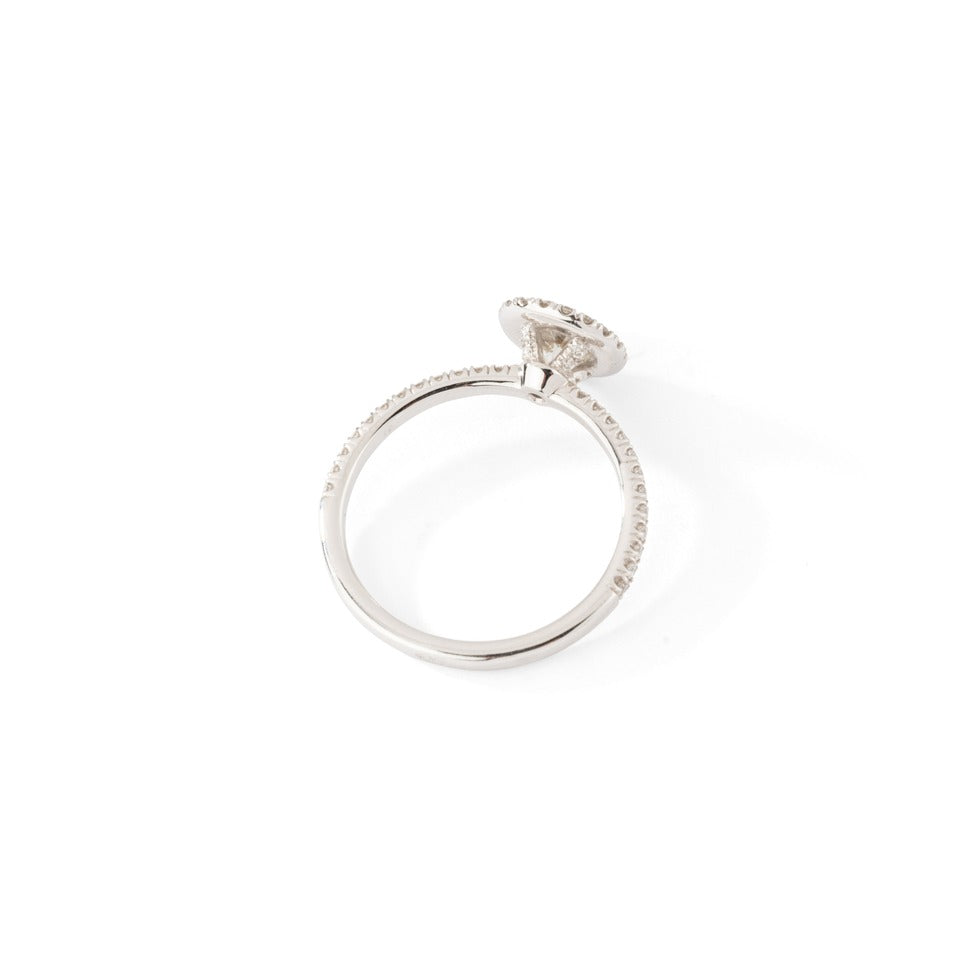 Bague de fiançailles en or blanc ornée de diamants.