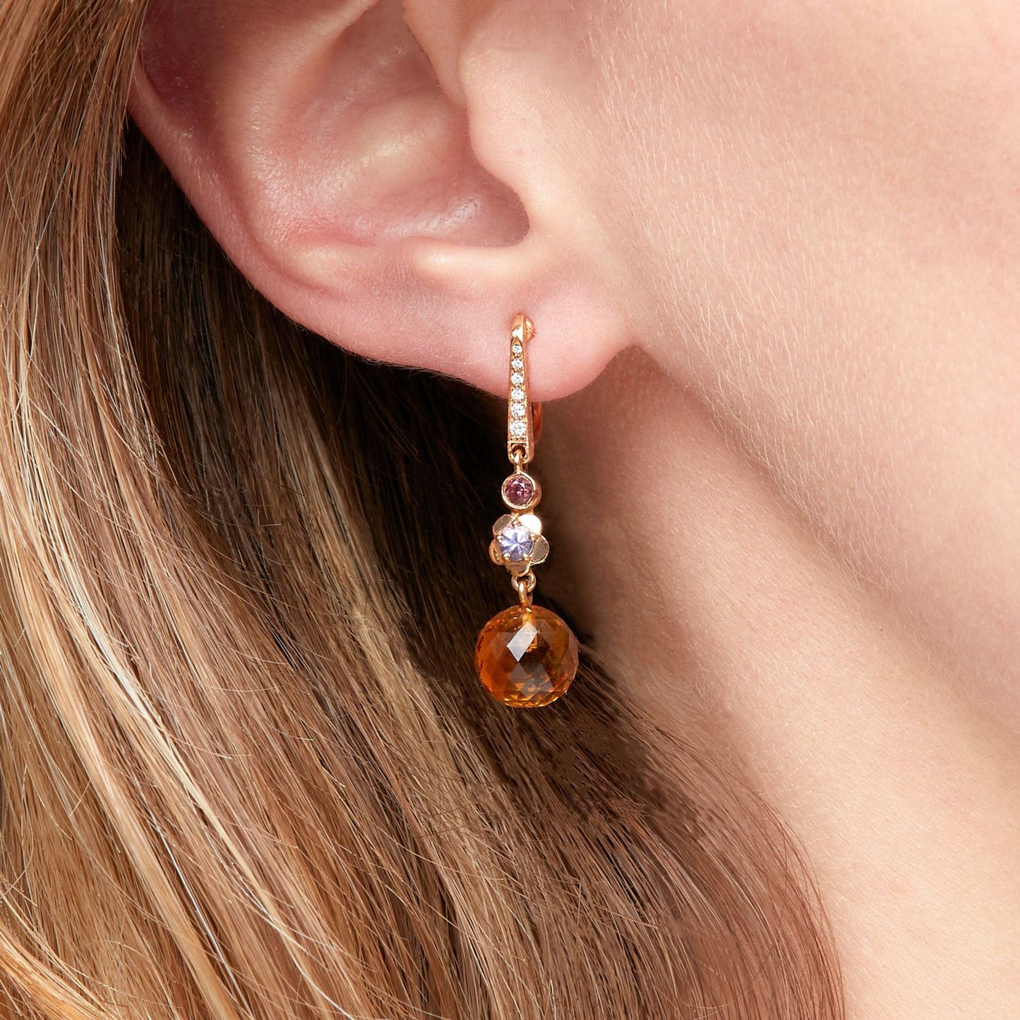 Boucles d'oreilles CHANEL Mademoiselle en or jaune.