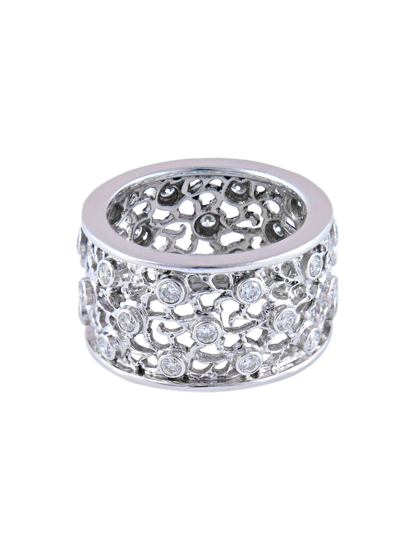 Bague bandeau en or blanc sertie de diamants.