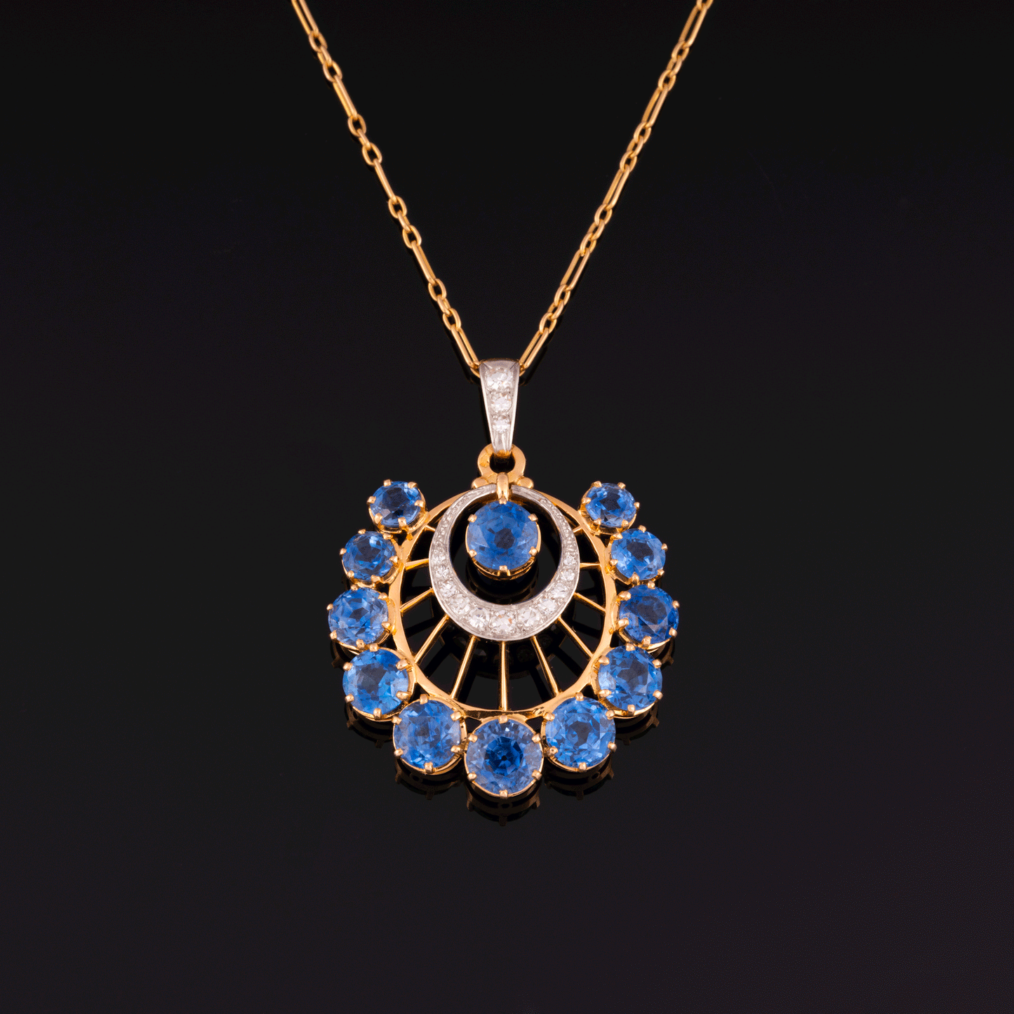 Collier ancien en or et platine orné de saphirs et diamants. Période Art-Déco.