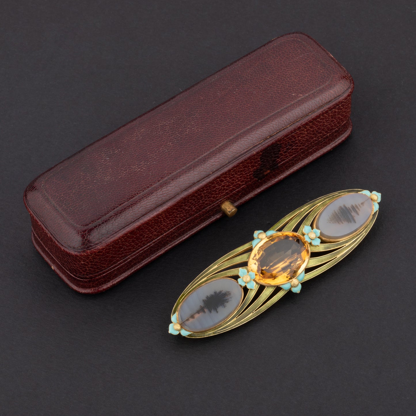 Broche longiforme en or jaune