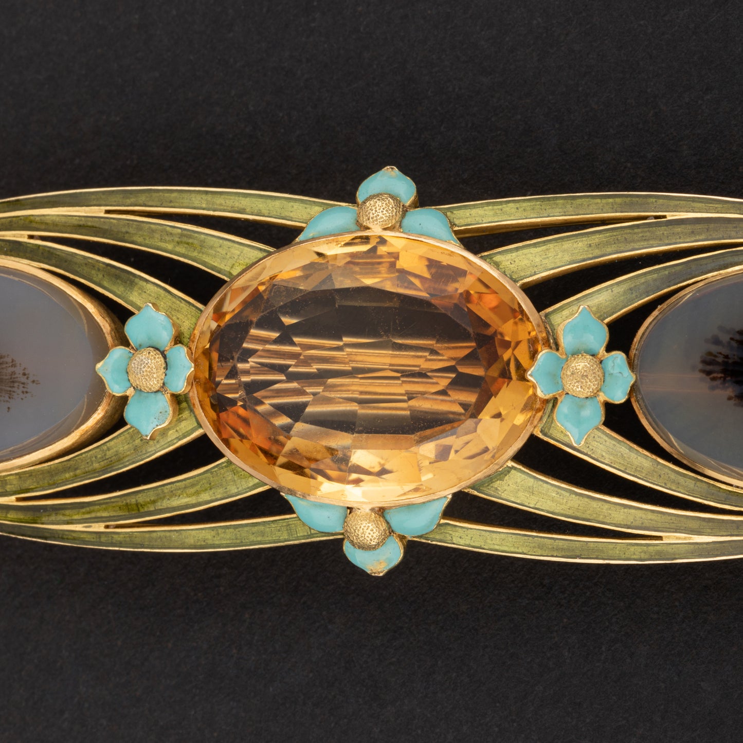 Broche longiforme en or jaune