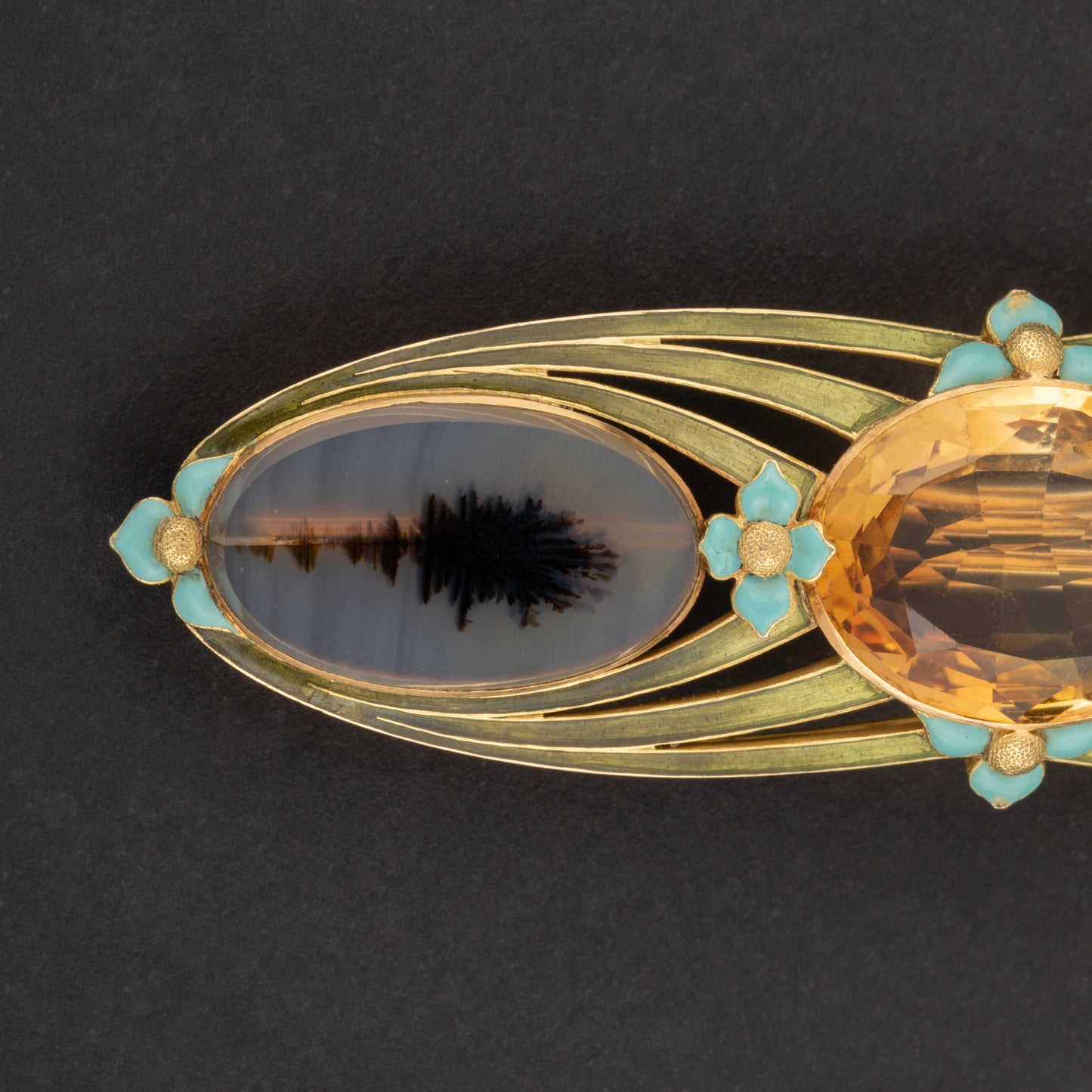 Broche longiforme en or jaune