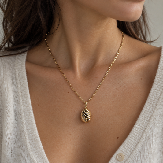 CARTIER Collier-Pendentif en or blanc et jaune représentant un œuf.