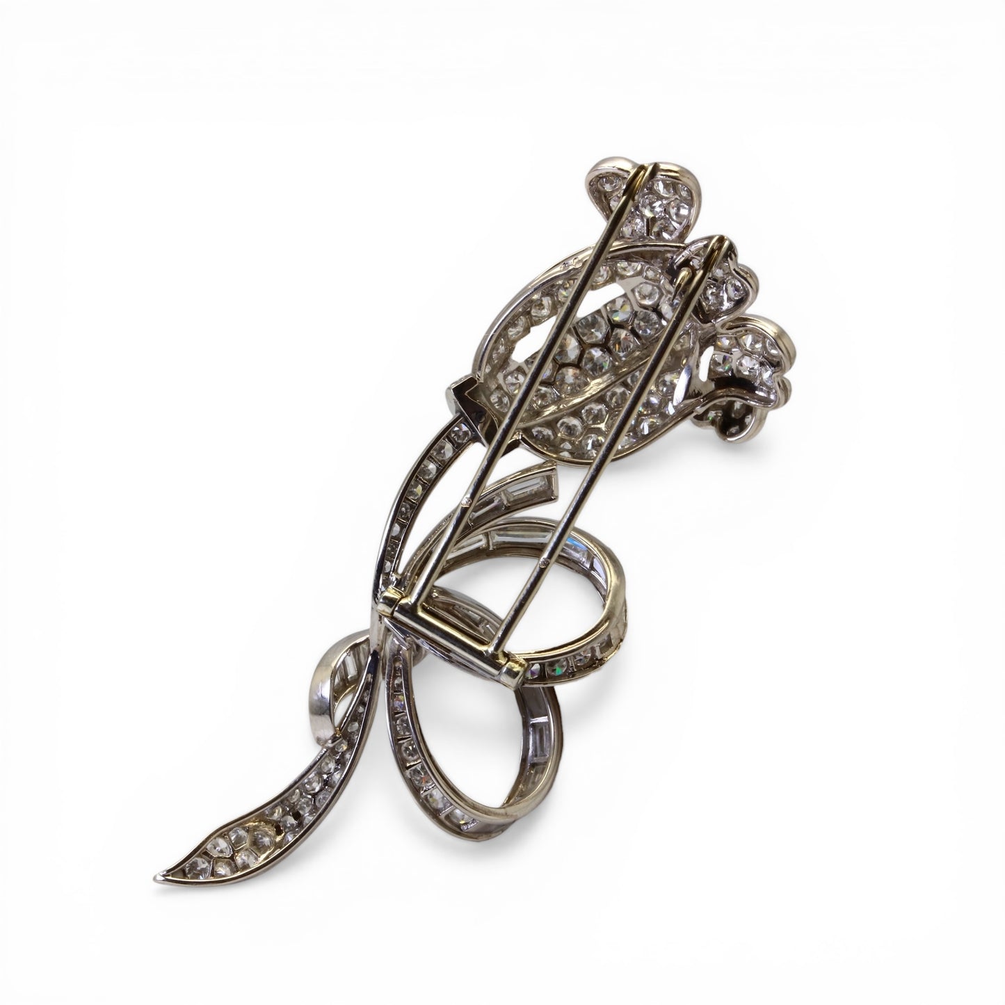 Broche tulipe en éclosion en platine et diamants.