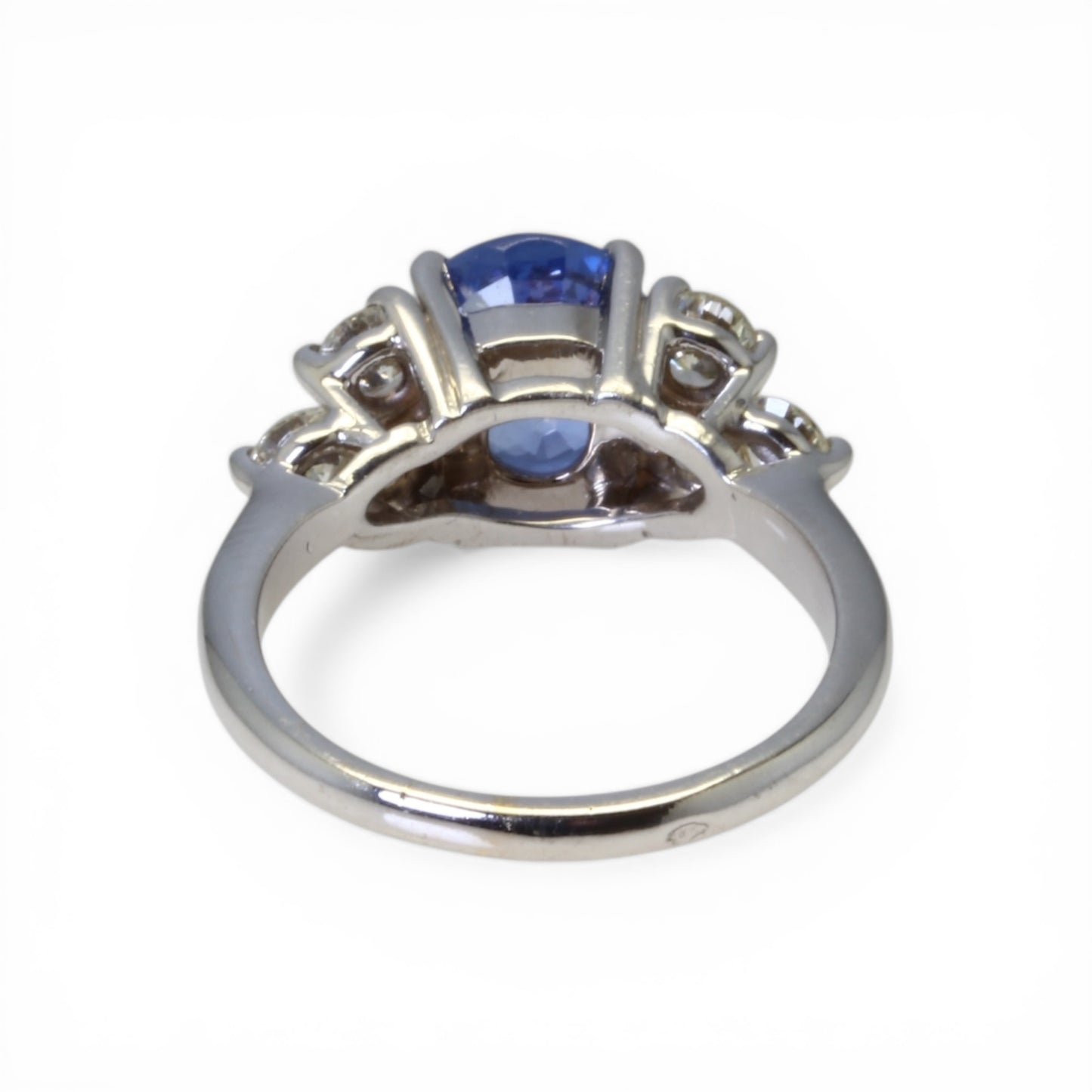 Bague ornée d’un saphir Ceylan naturel et de diamants.