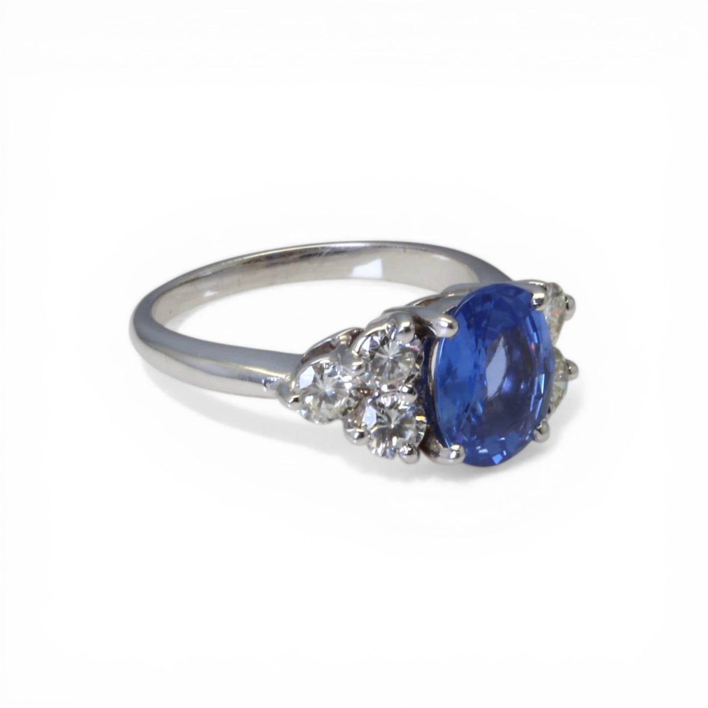Bague ornée d’un saphir Ceylan naturel et de diamants.