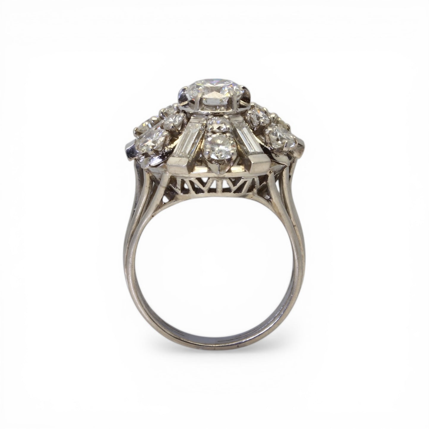 Bague jupe en platine et diamants.