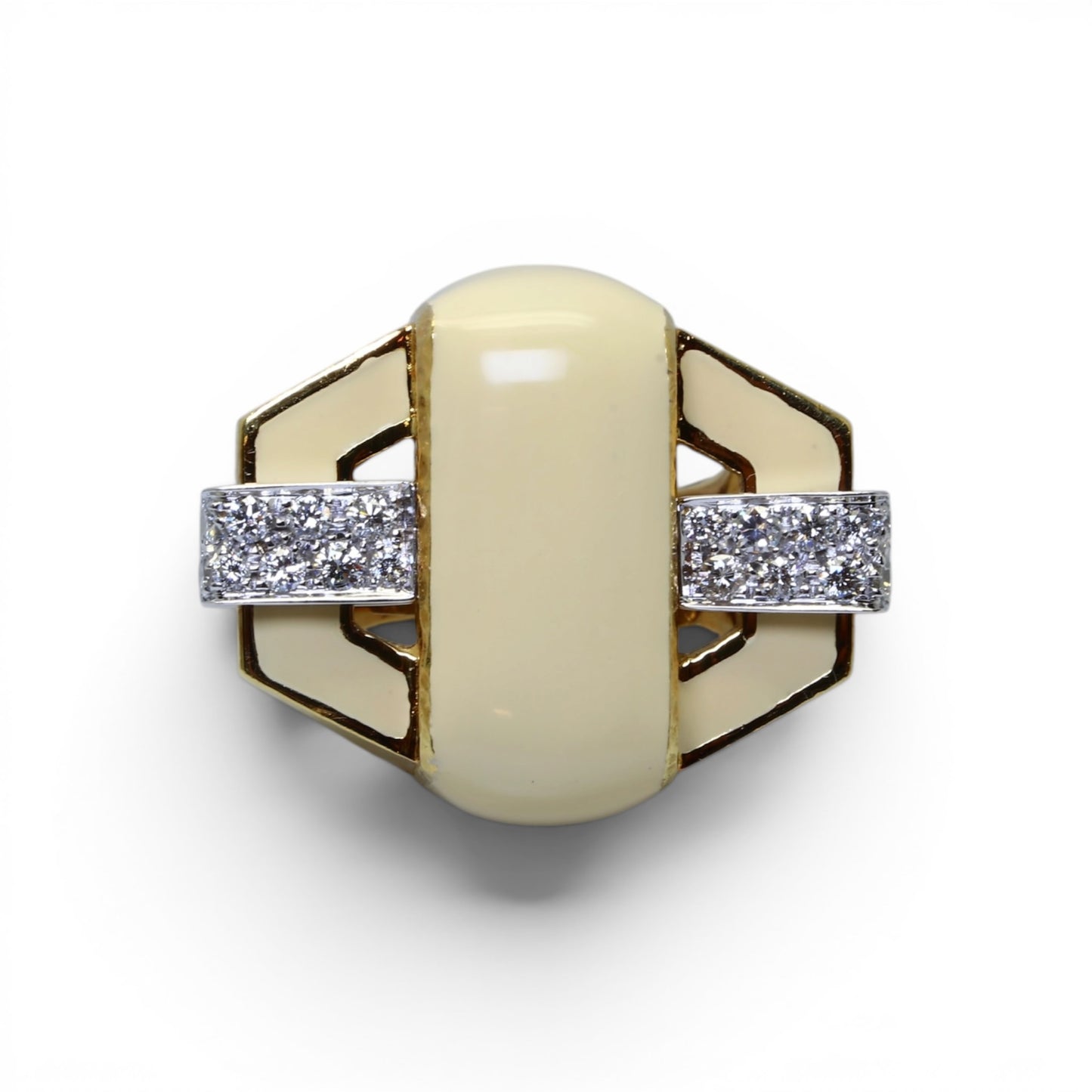 David WEBB Bague imposante en or jaune pavée de diamants et recouverte de laque.